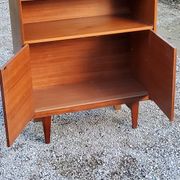Bookcase from the 60s/70s in golden mahogany with bobbin feet