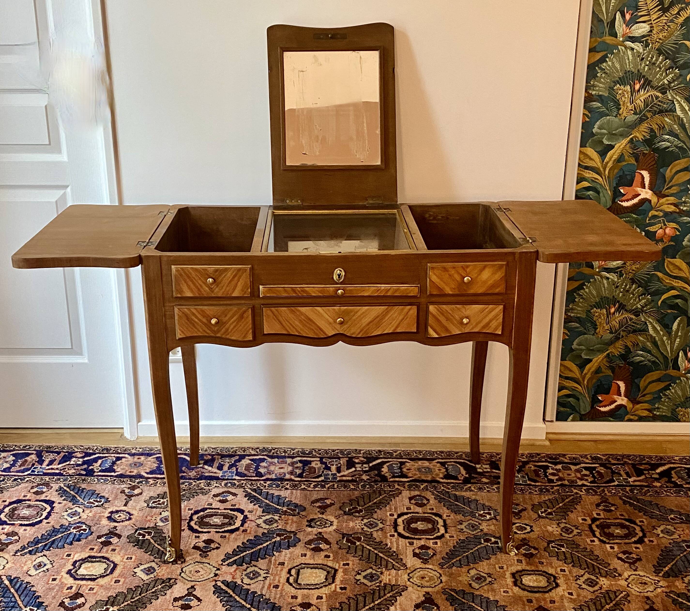 Coiffeuse en marqueterie de fleurs style Louis XV