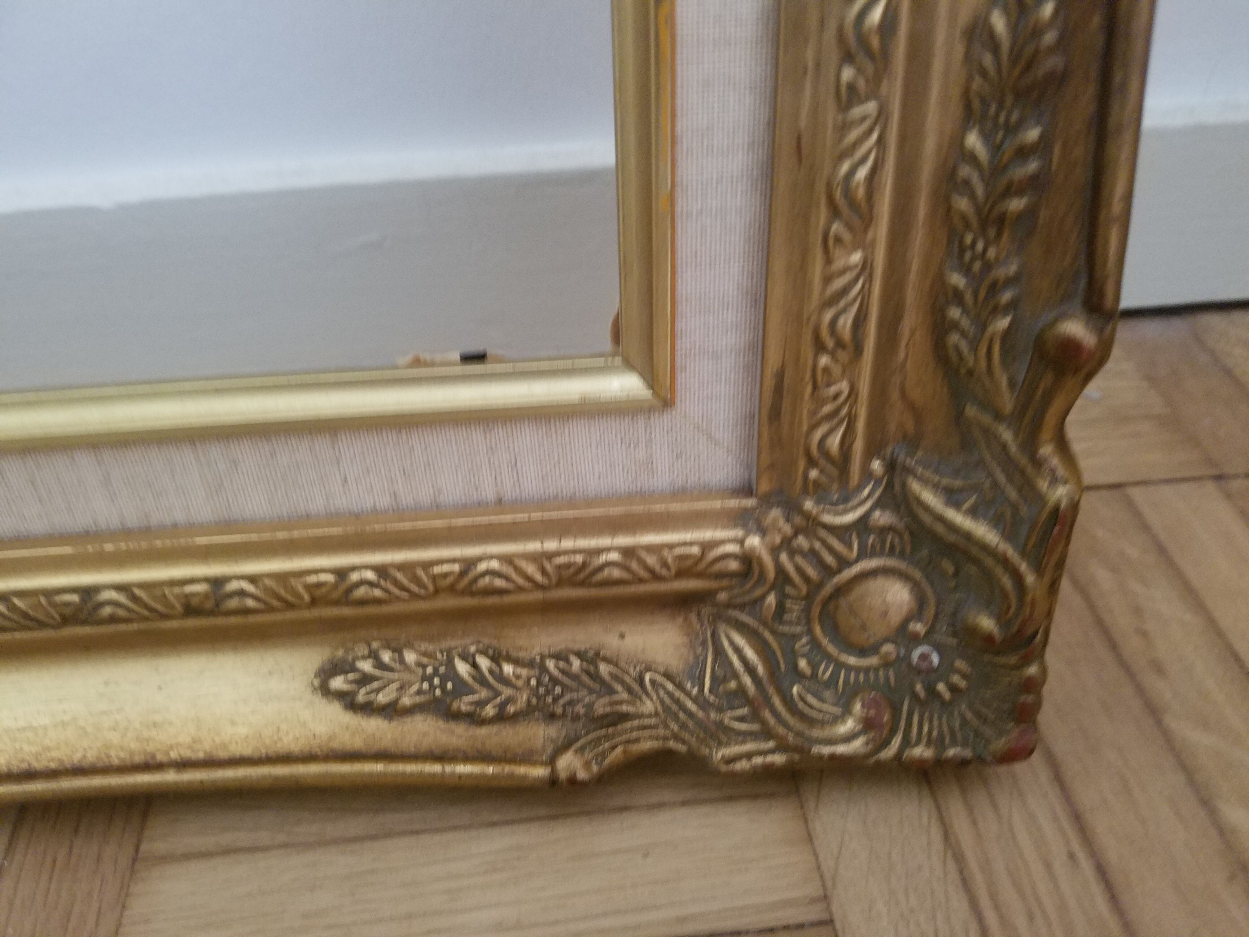 Old gilded frame in solid wood and plaster.