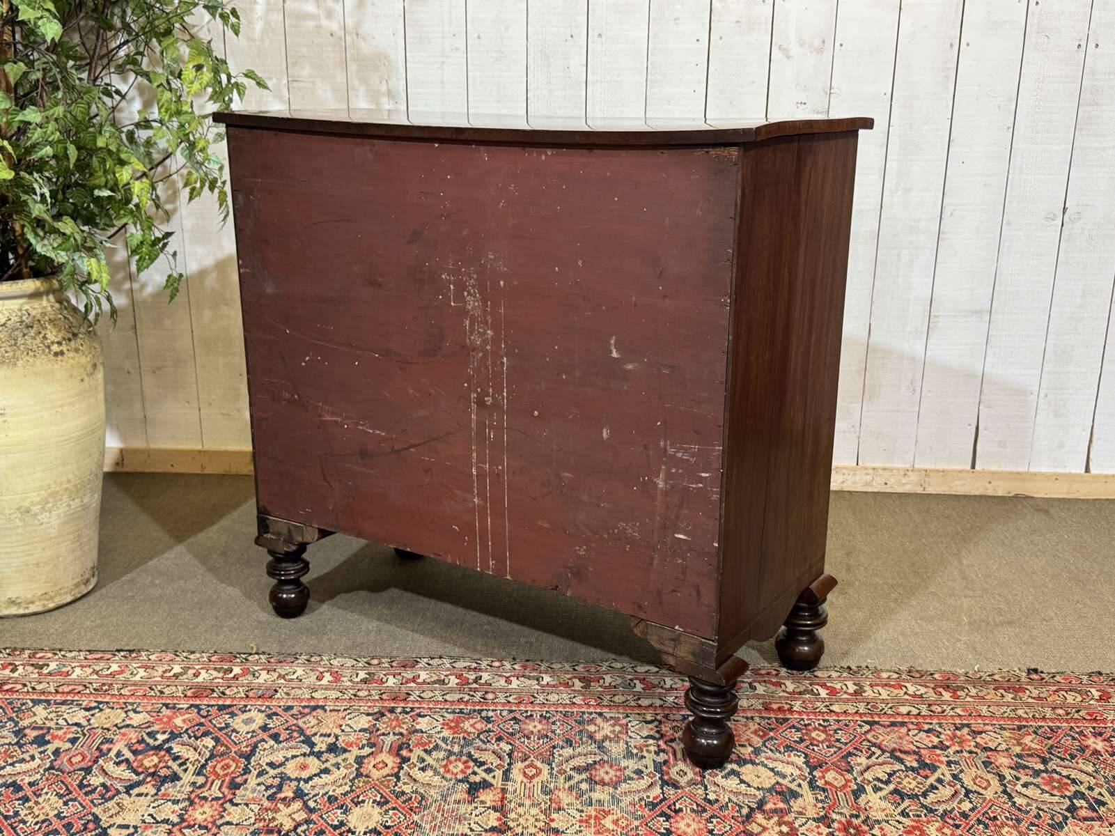 Victorian English commode from the 19th century in mahogany.