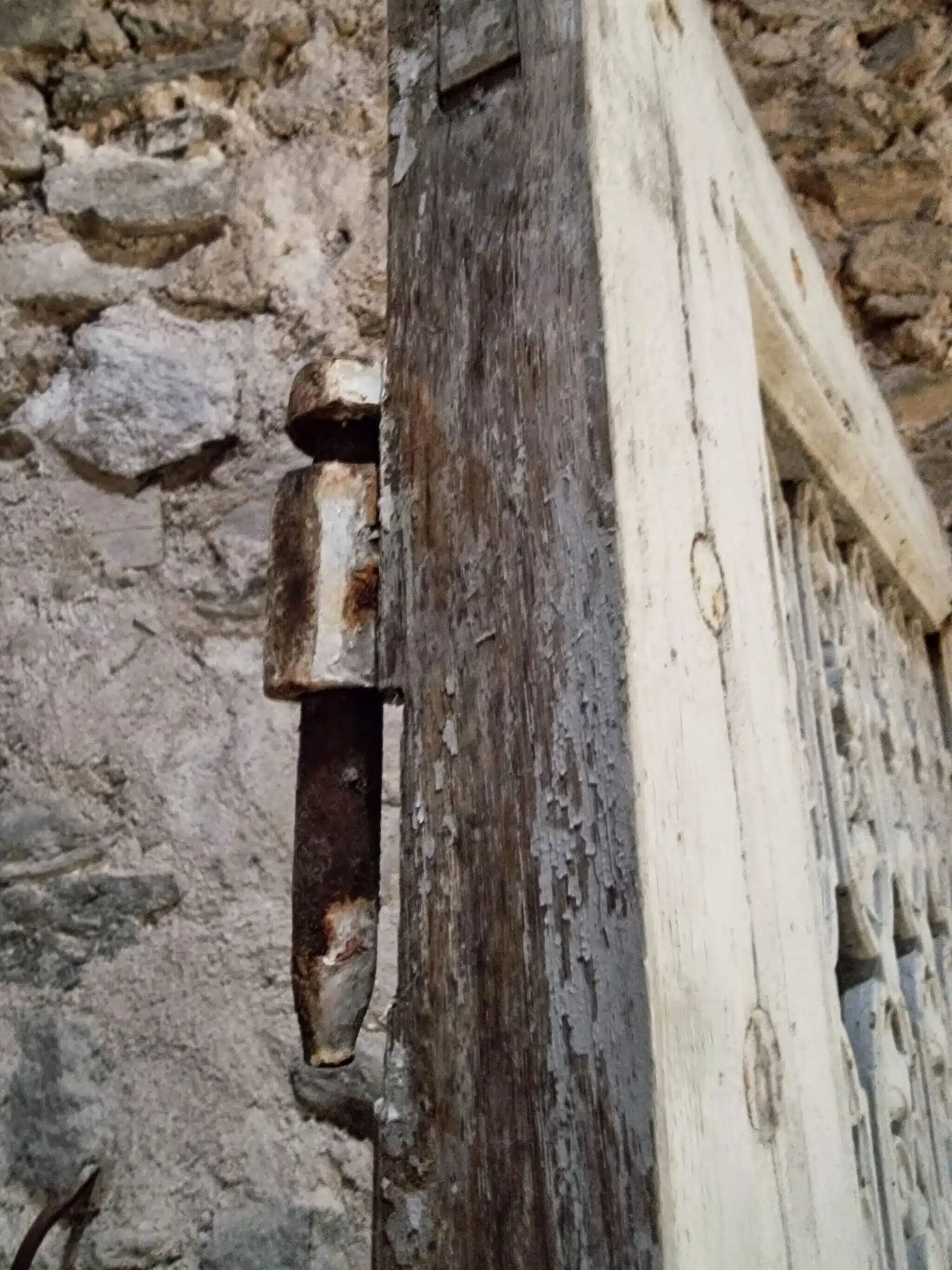 Porte d'entrée ancienne en chêne avec grille en fonte, récupération architecturale française