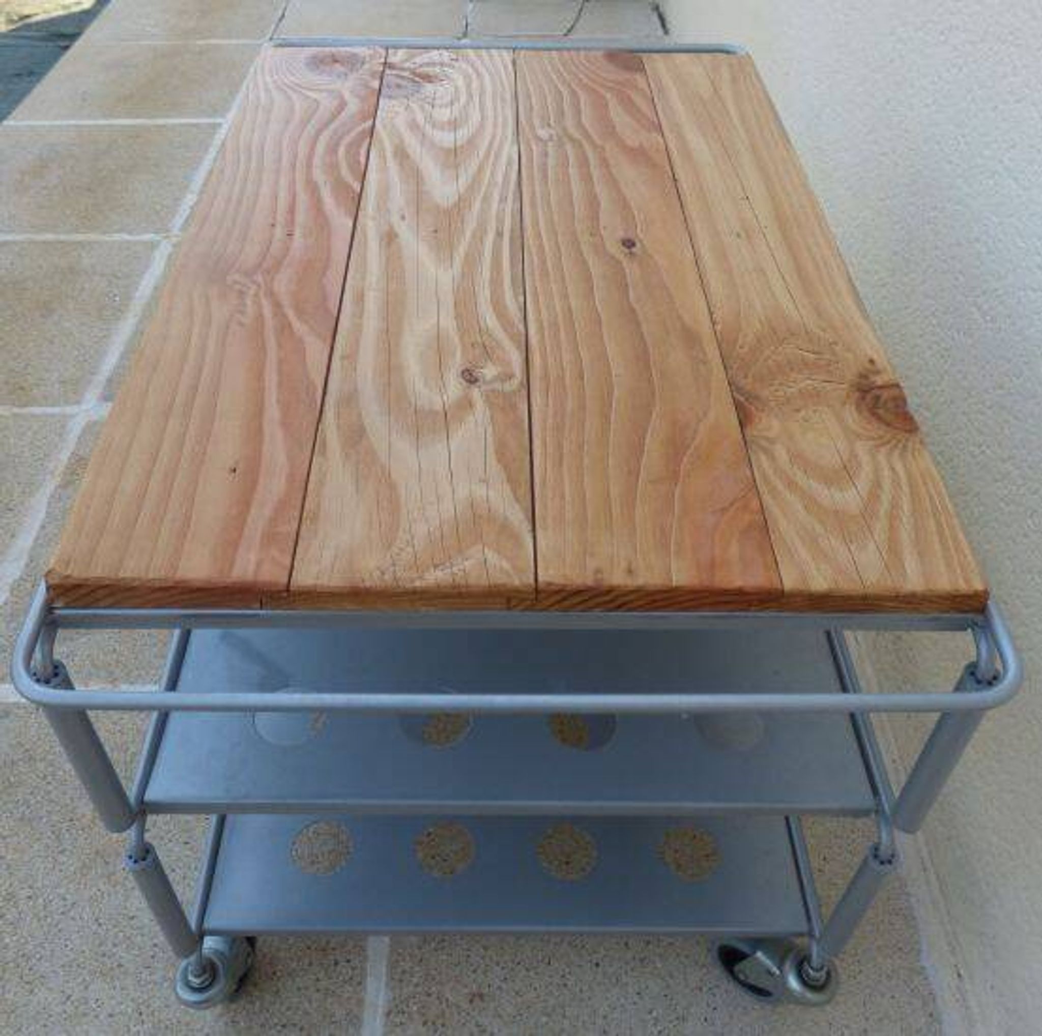 Metallic trolley with wheels, 3 levels with wooden top.