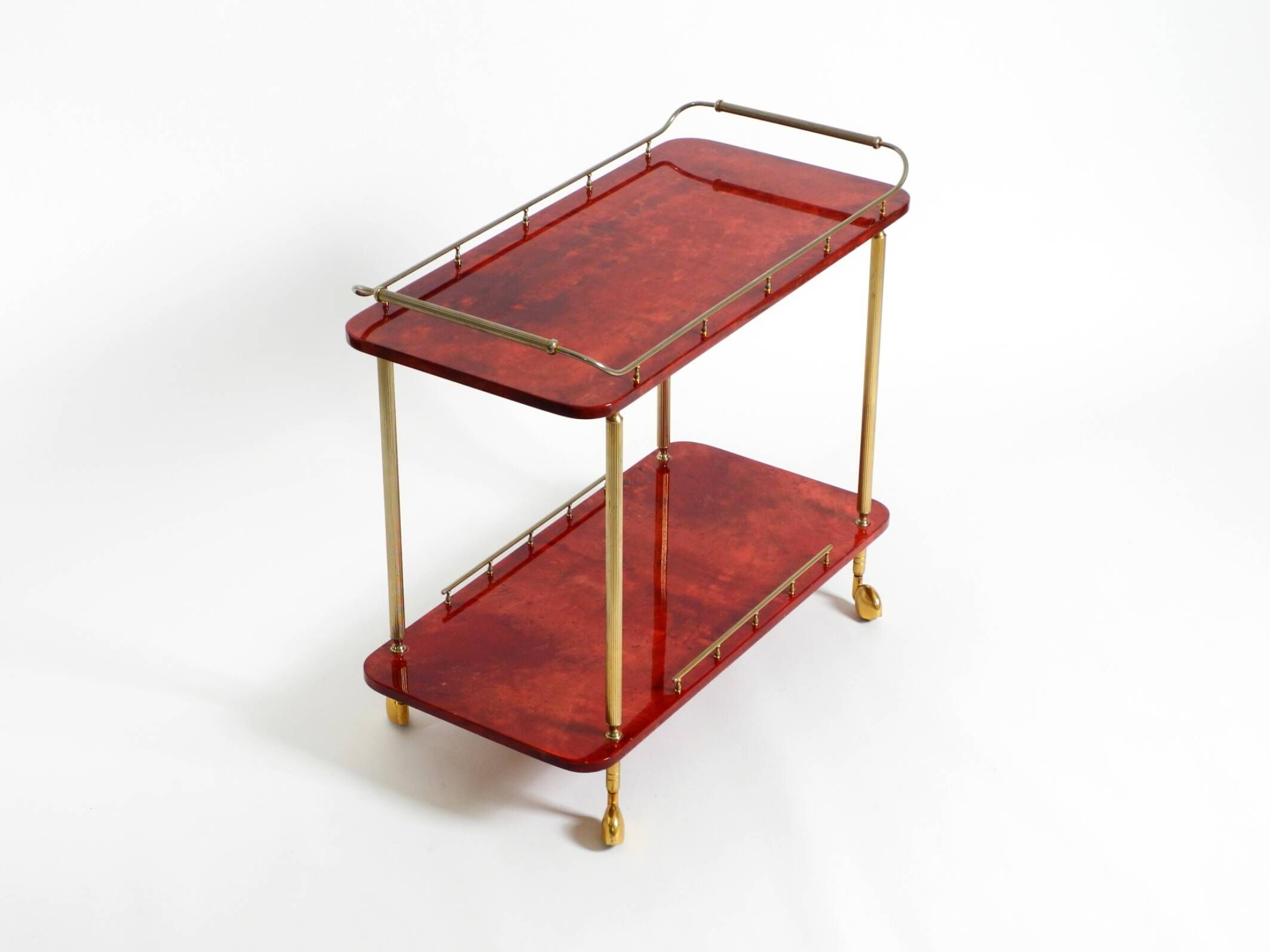 Superbe grand chariot de service en peau de chèvre rouge Aldo Tura des années 1960 | Fabriqué en Italie