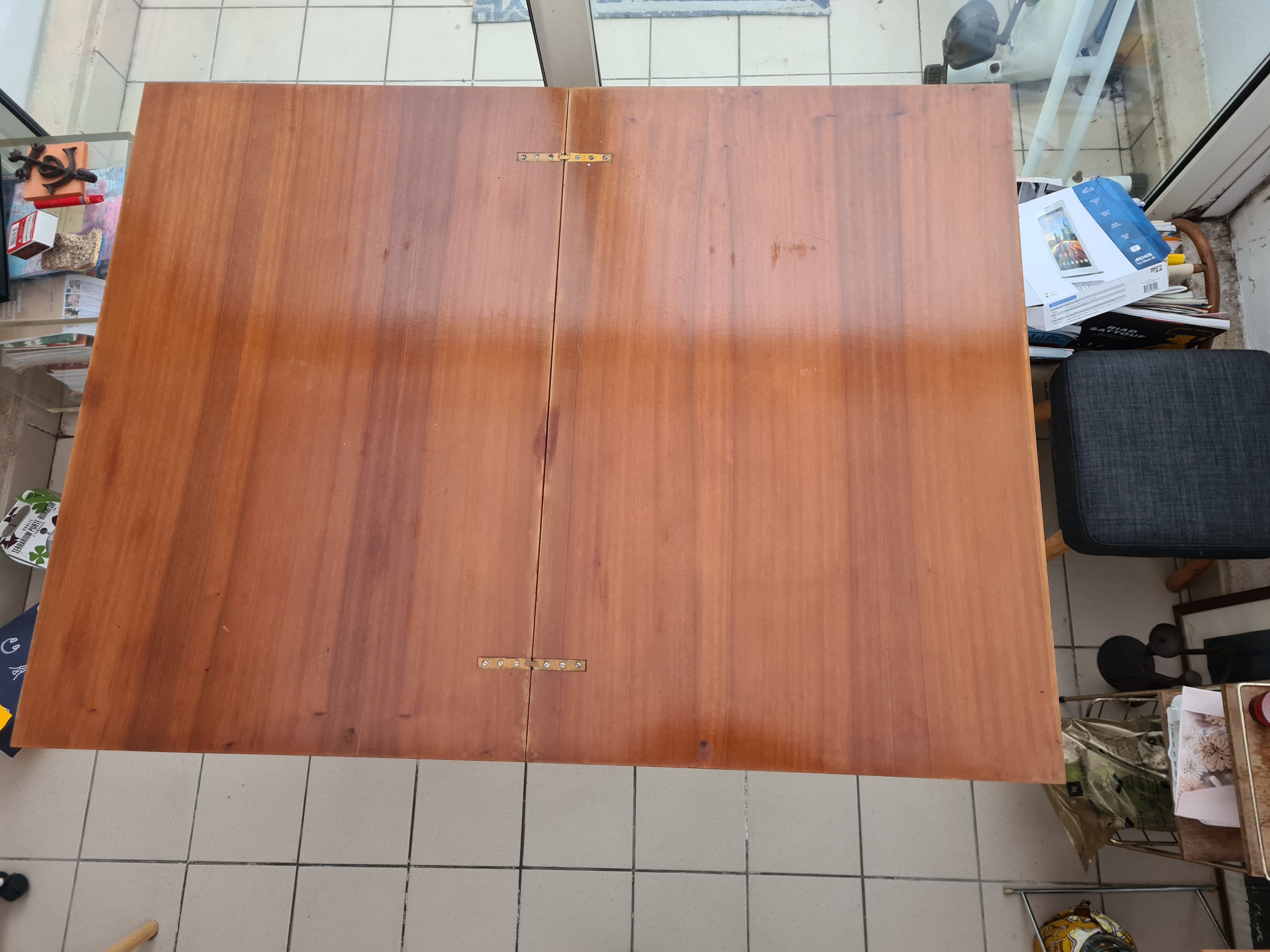 Beautiful vintage table unfolding