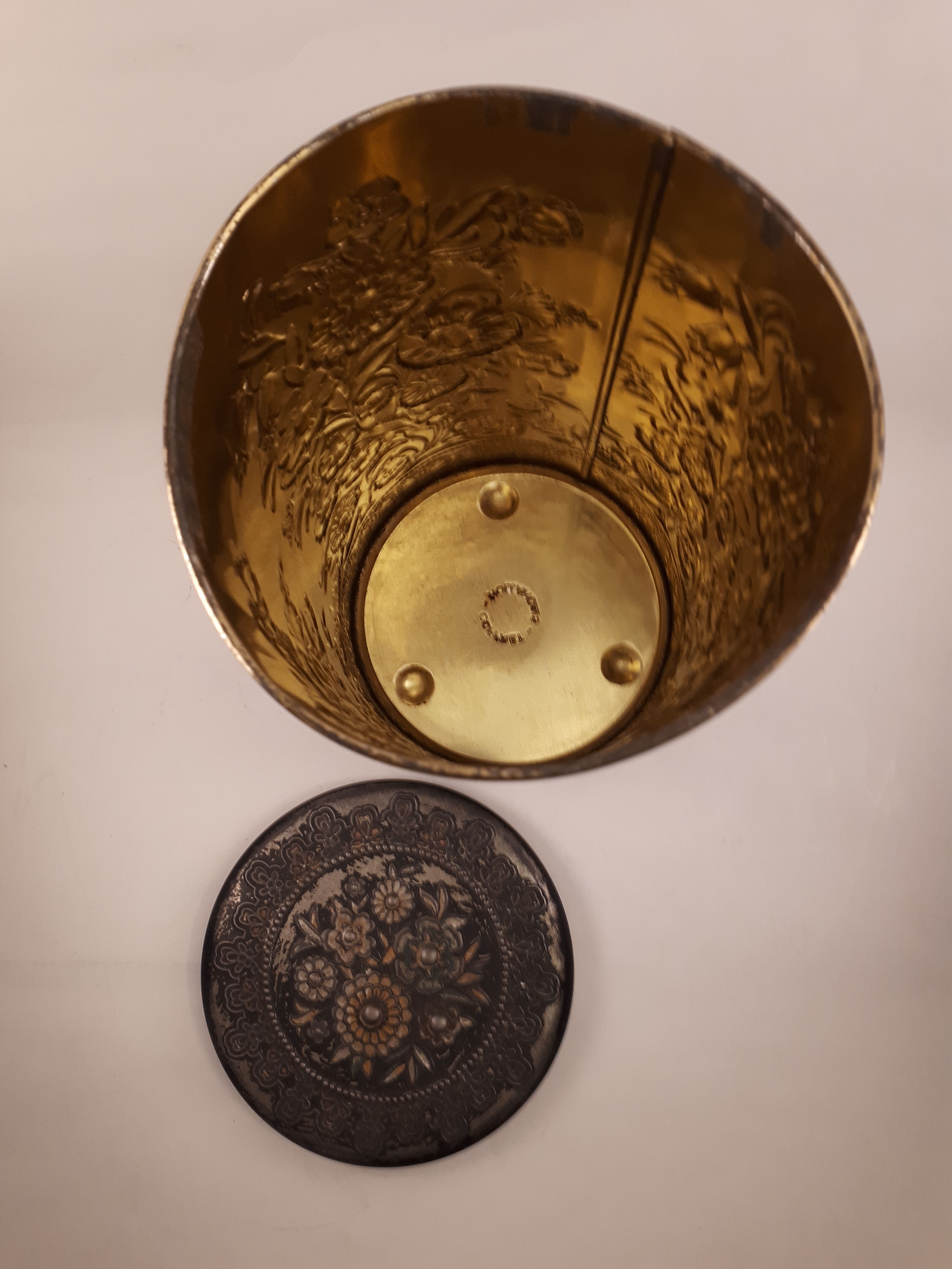 Large vintage waffle metal box 1960 deco flowers