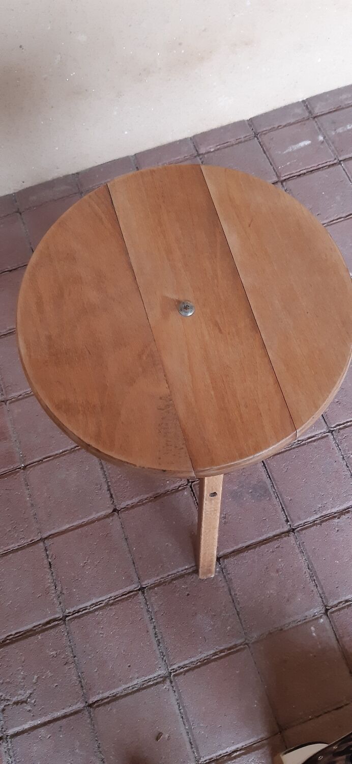Tripod wooden stool with screws