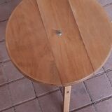 Tripod wooden stool with screws