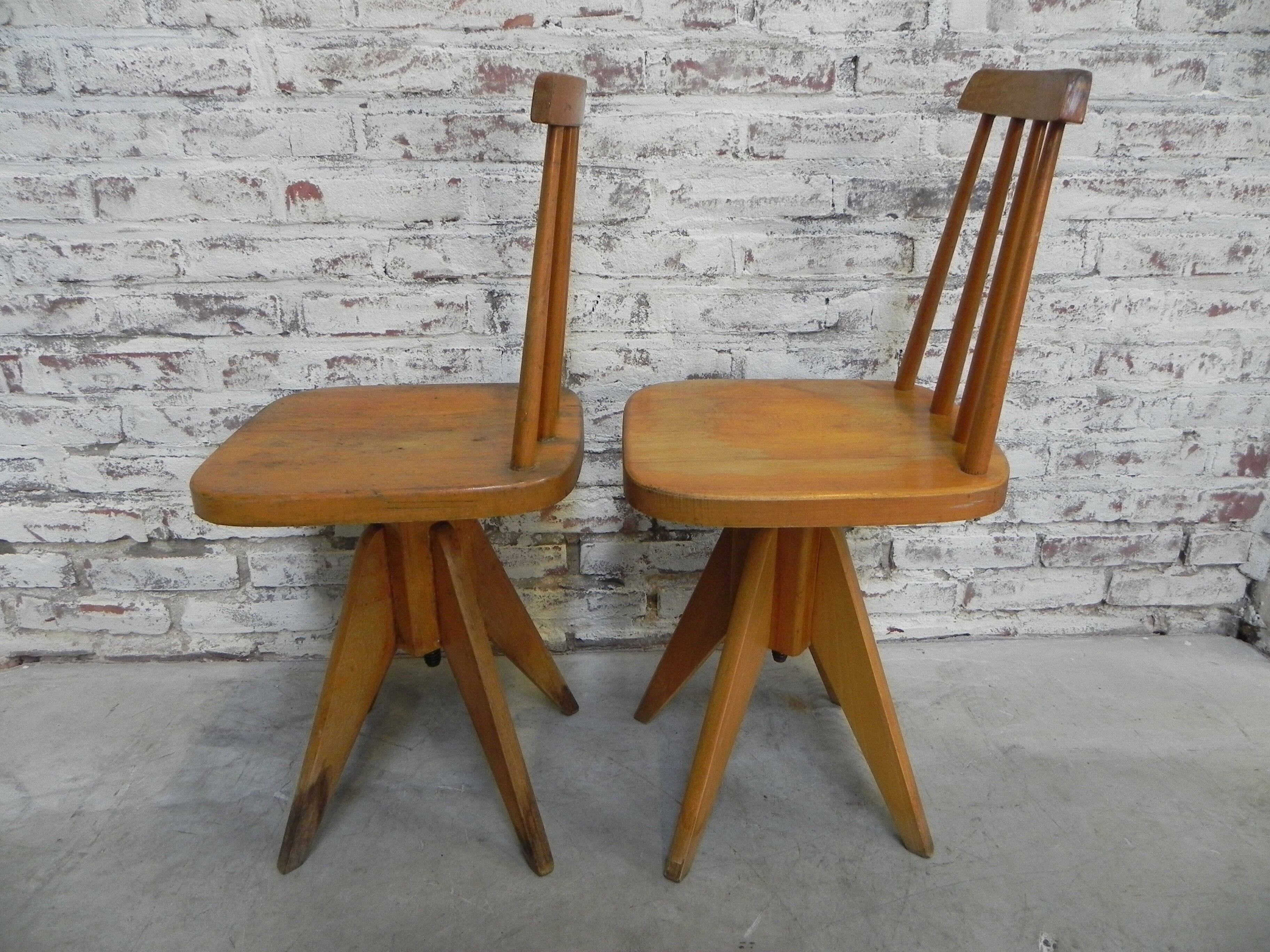2 chaises en bois studio