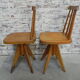 2 chaises en bois studio
