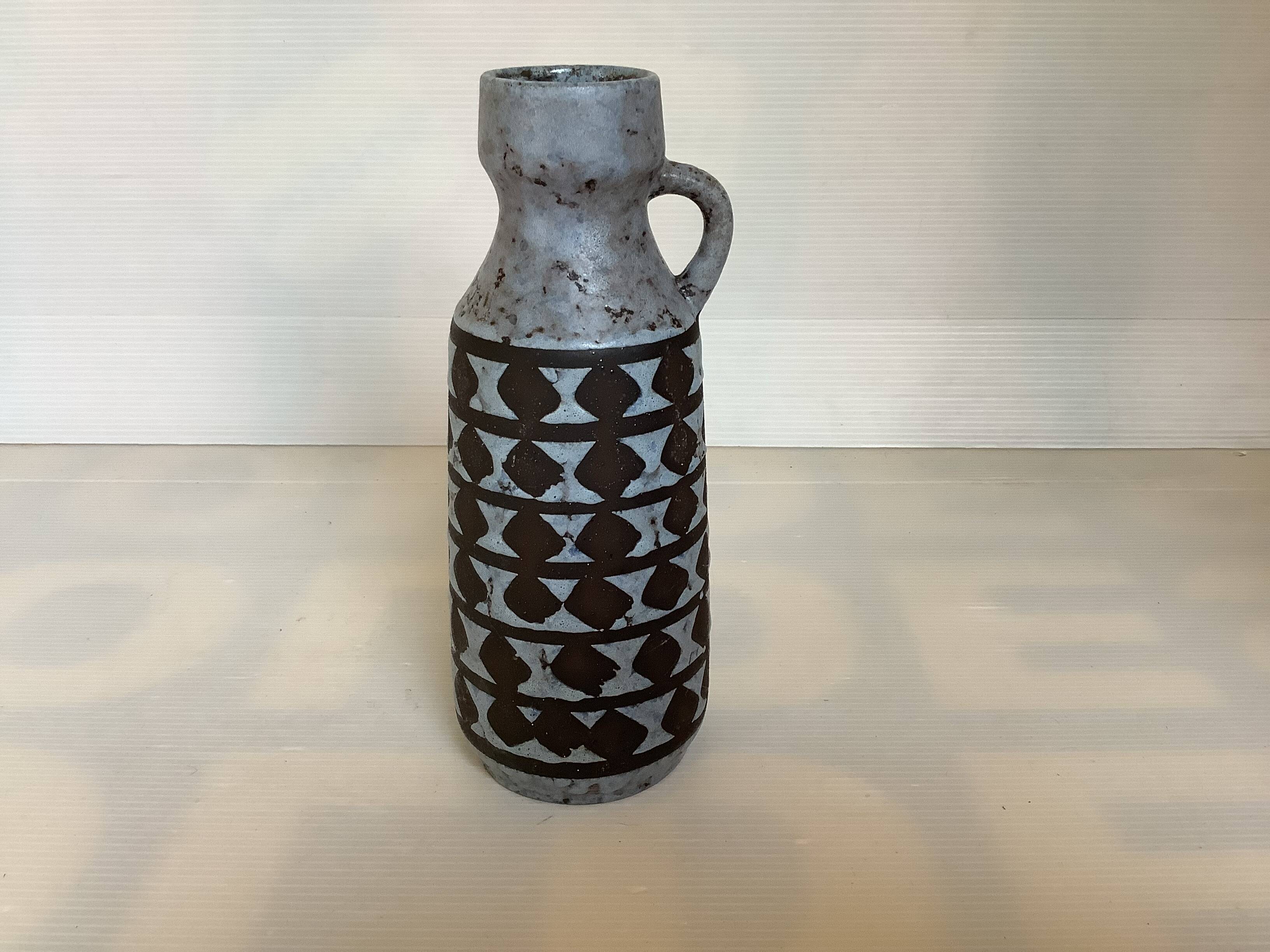 Vase made of matte and glazed ceramic.