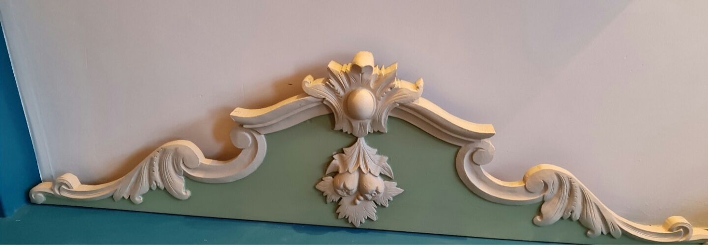 Fronton ancien bois couleur fenouille moulures lin