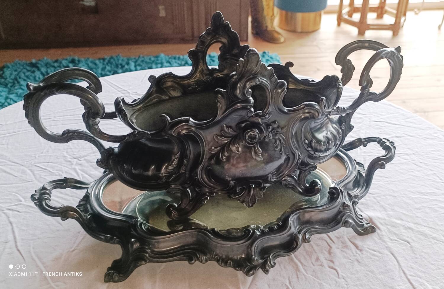Antique jardinière sur son centre de table ovale, rocailles