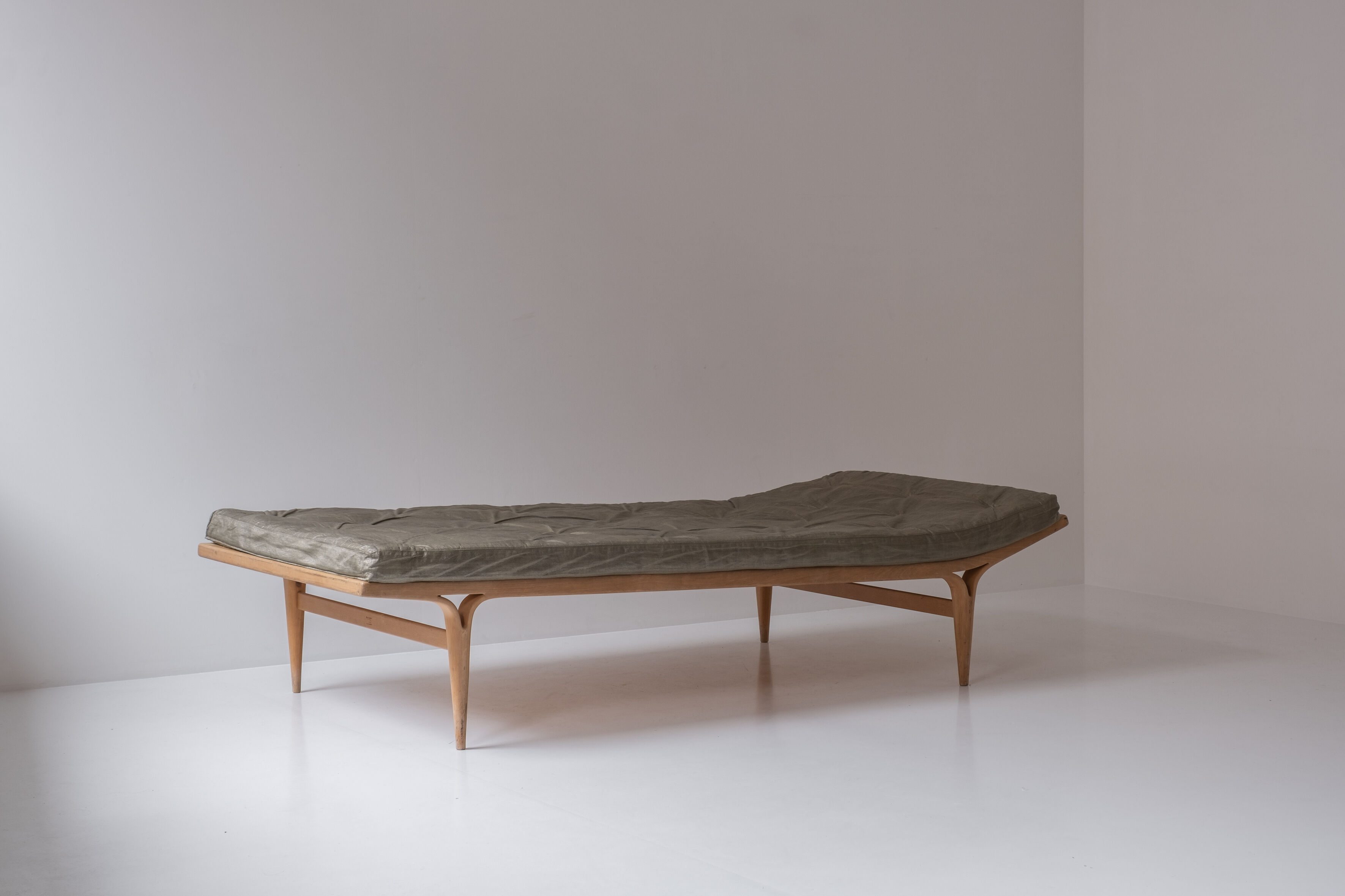 'Berlin' daybed designed by Bruno Mathsson for Firma Karl Mathsson, Sweden 1969.