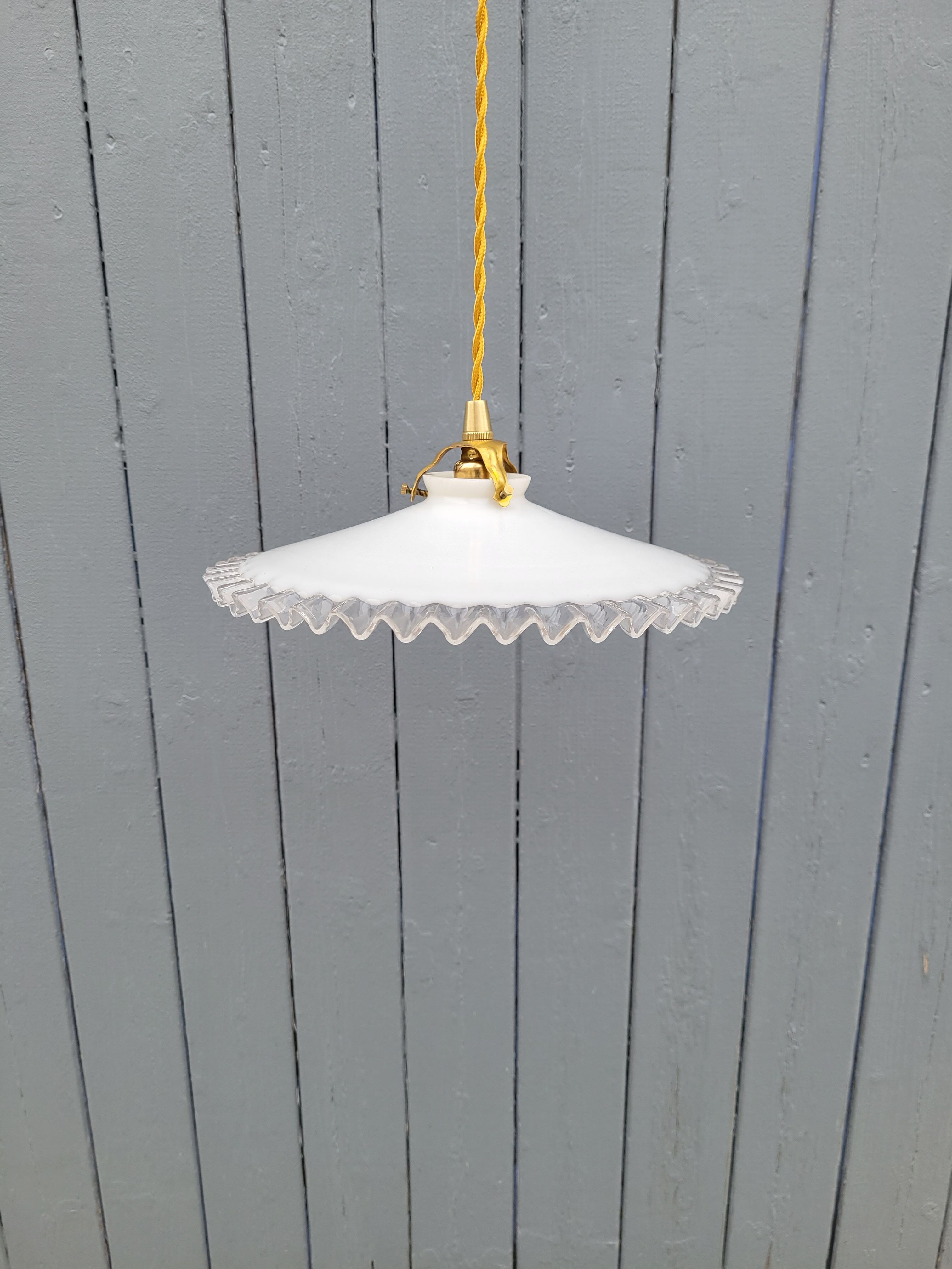 Serrated opaline suspension