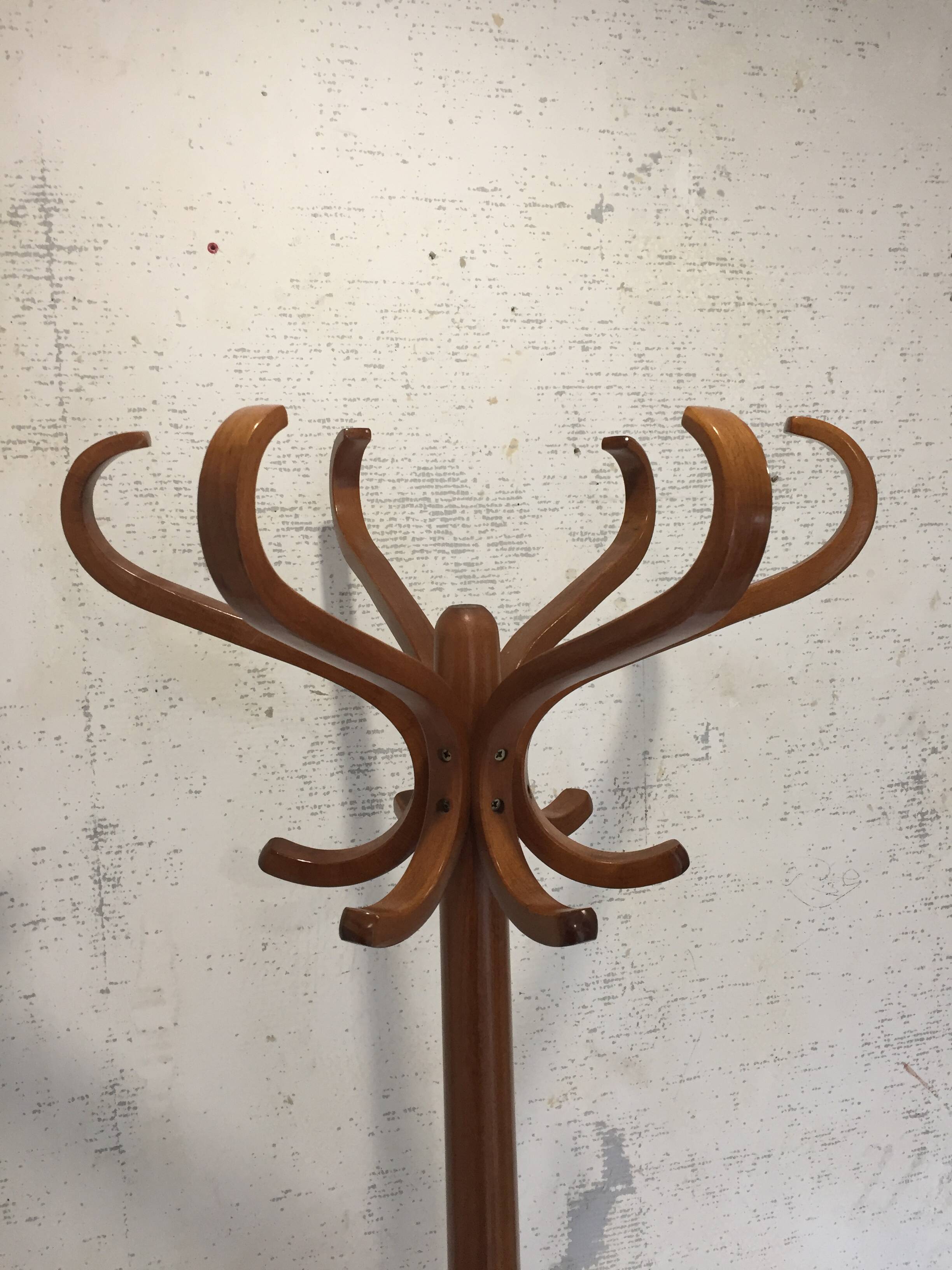 Baumann parrot coat rack