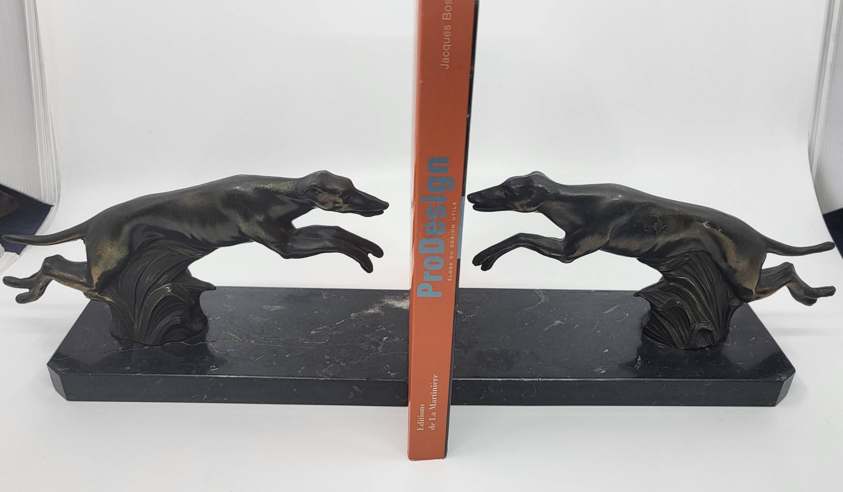 Pair of bookends, greyhounds in babbitt on black marble, Art Deco early 20th century