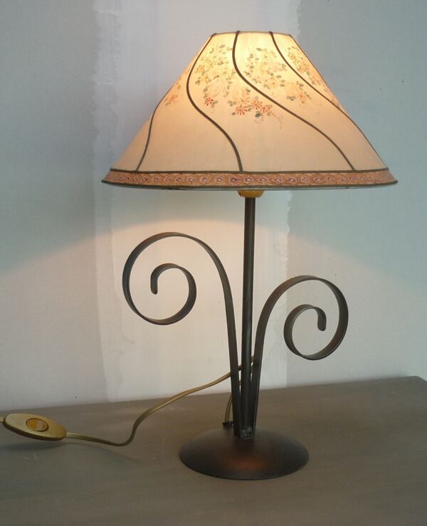 Lampe avec volutes en fer forgé et abat-jour ancien