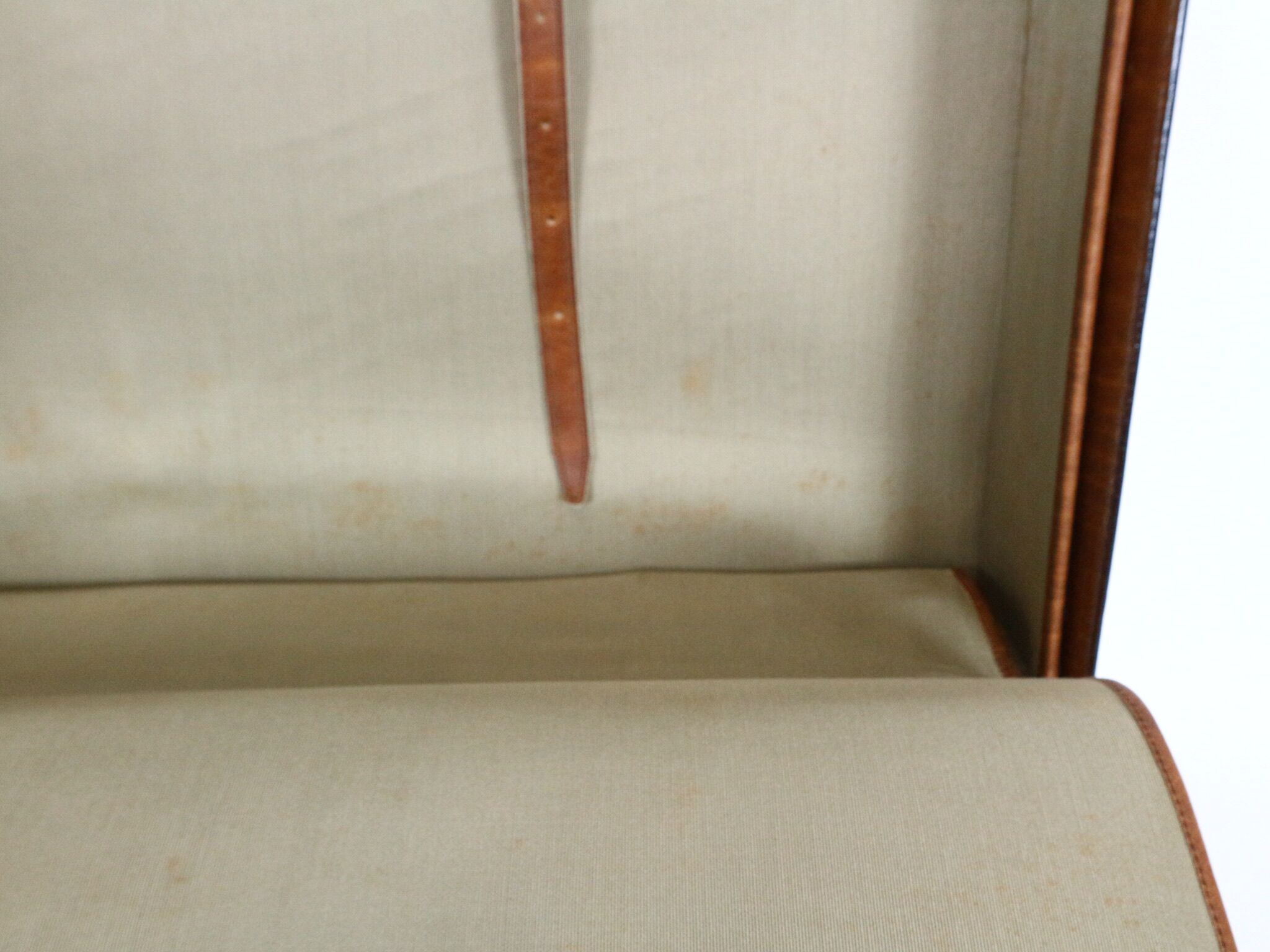 Set three vintage leather suitcases