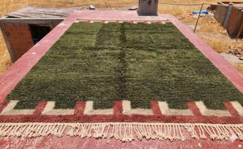 Moroccan Berber rug in khaki green and ecru 300x200 cm – handmade