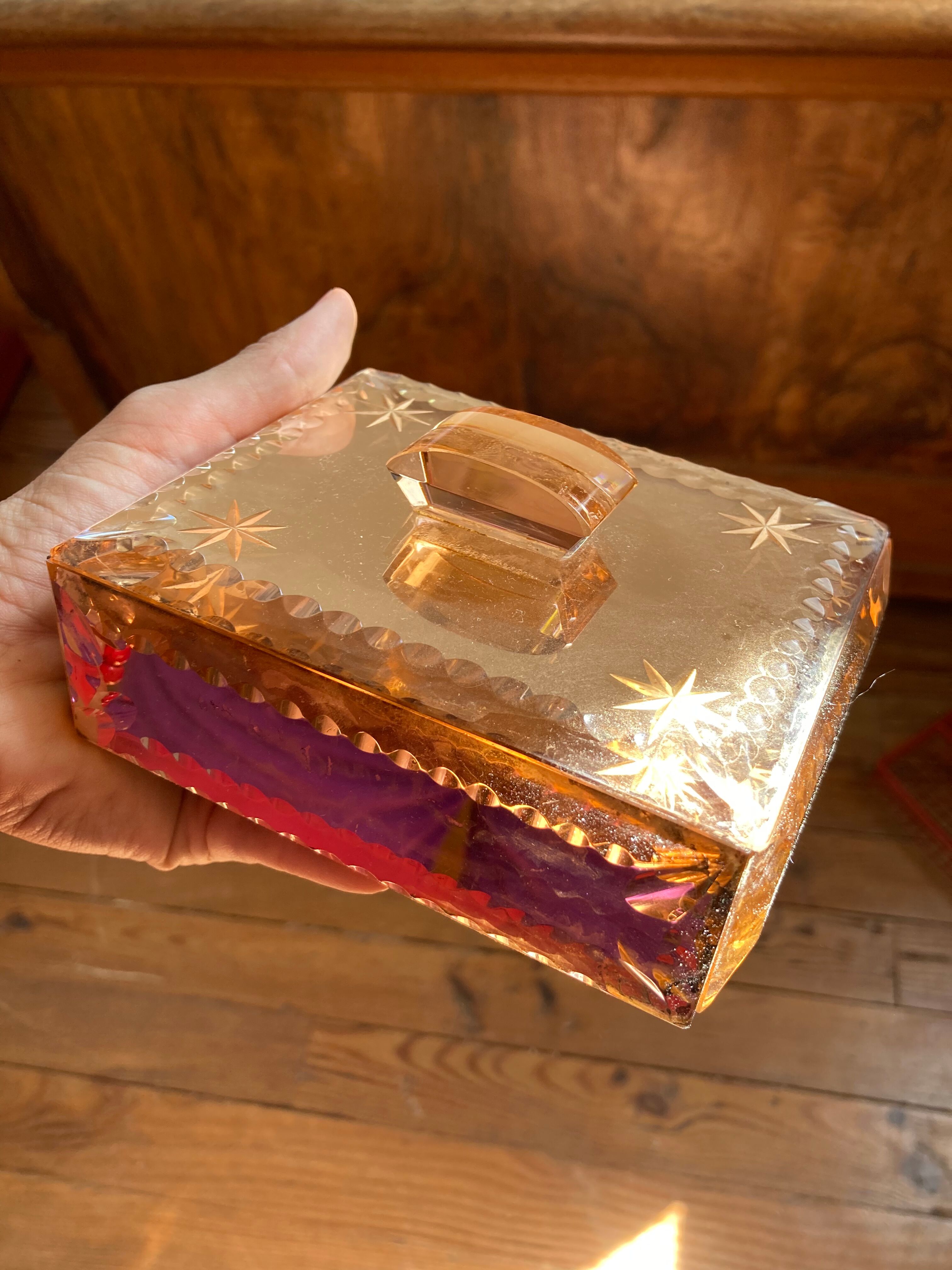 Boîte à bijoux en miroir rose ciselé