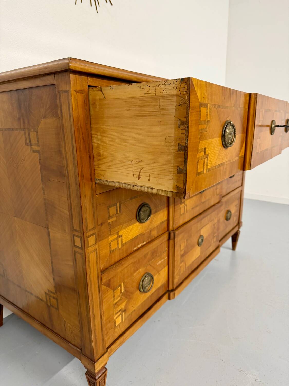 Antique marquetry chest of drawers from the transition period at the end of the 18th century, with 3 wooden drawers.