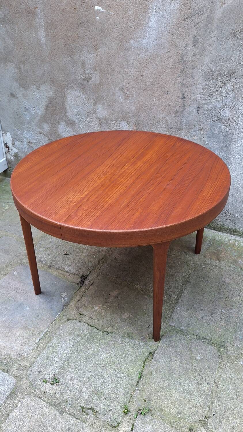 Scandinavian extendable table in teak