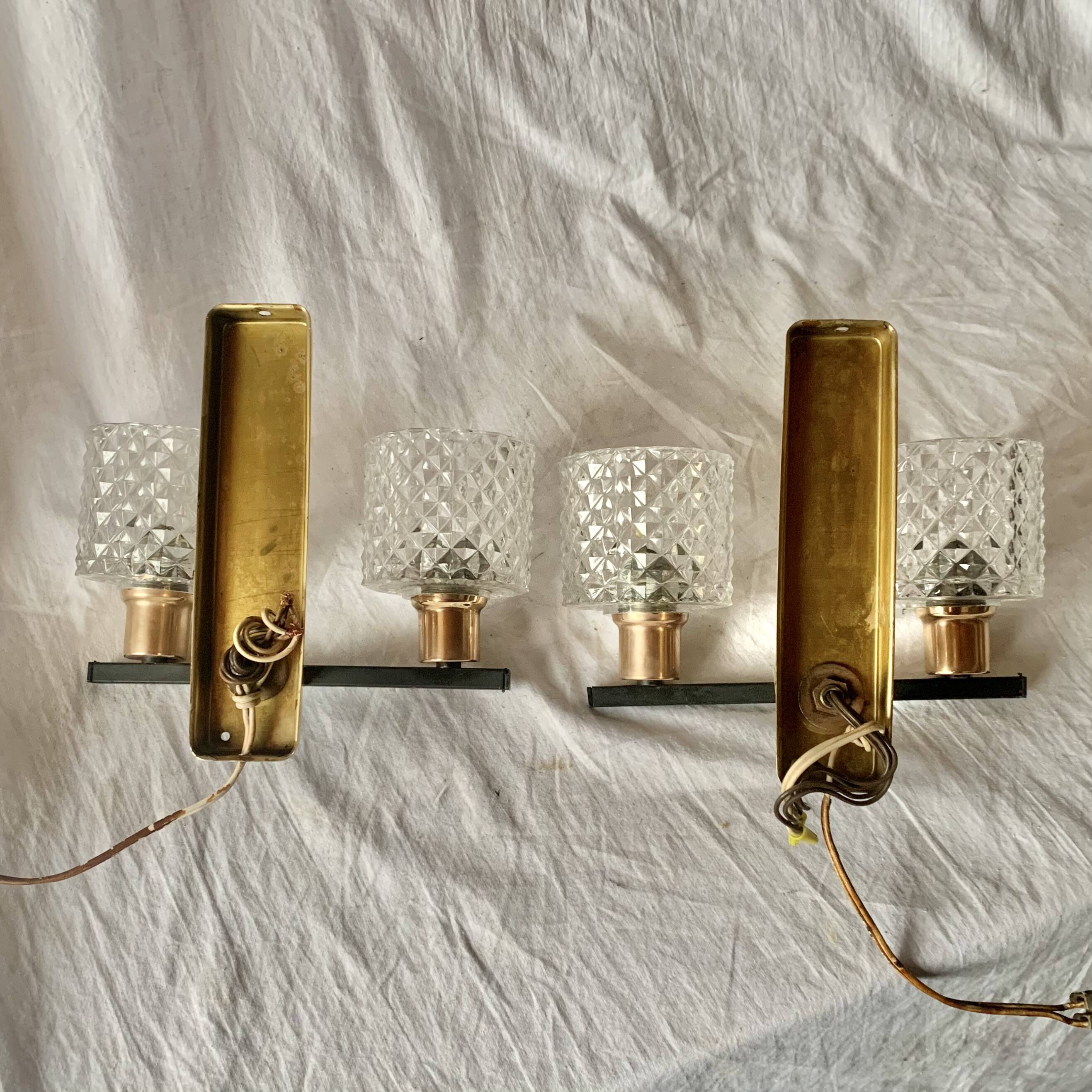 Pair of wall sconces in gilded brass and textured glass