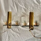 Pair of wall sconces in gilded brass and textured glass