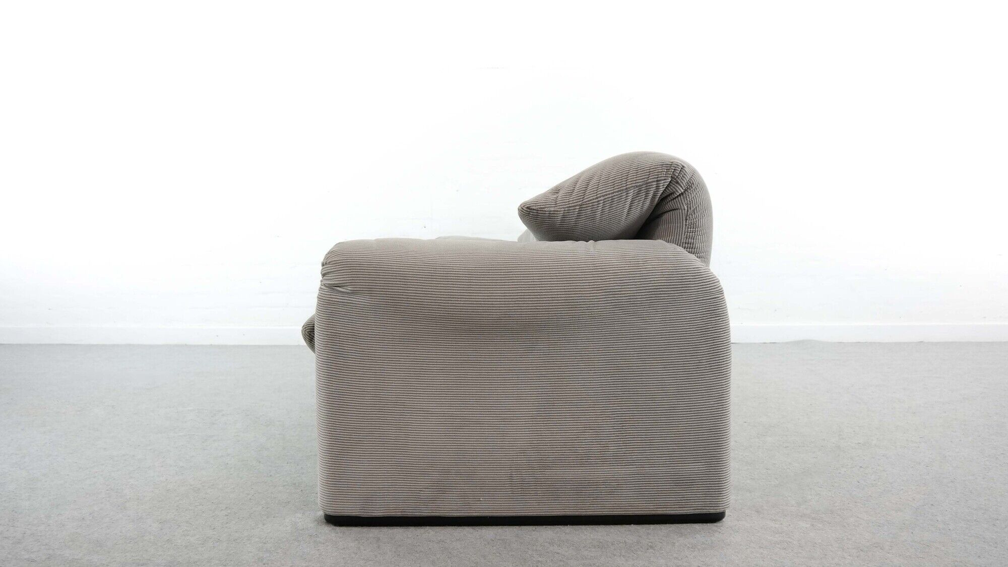 Cassina Maralunga 3-Seater Sofa by Vico Magistretti in grey striped fabrics