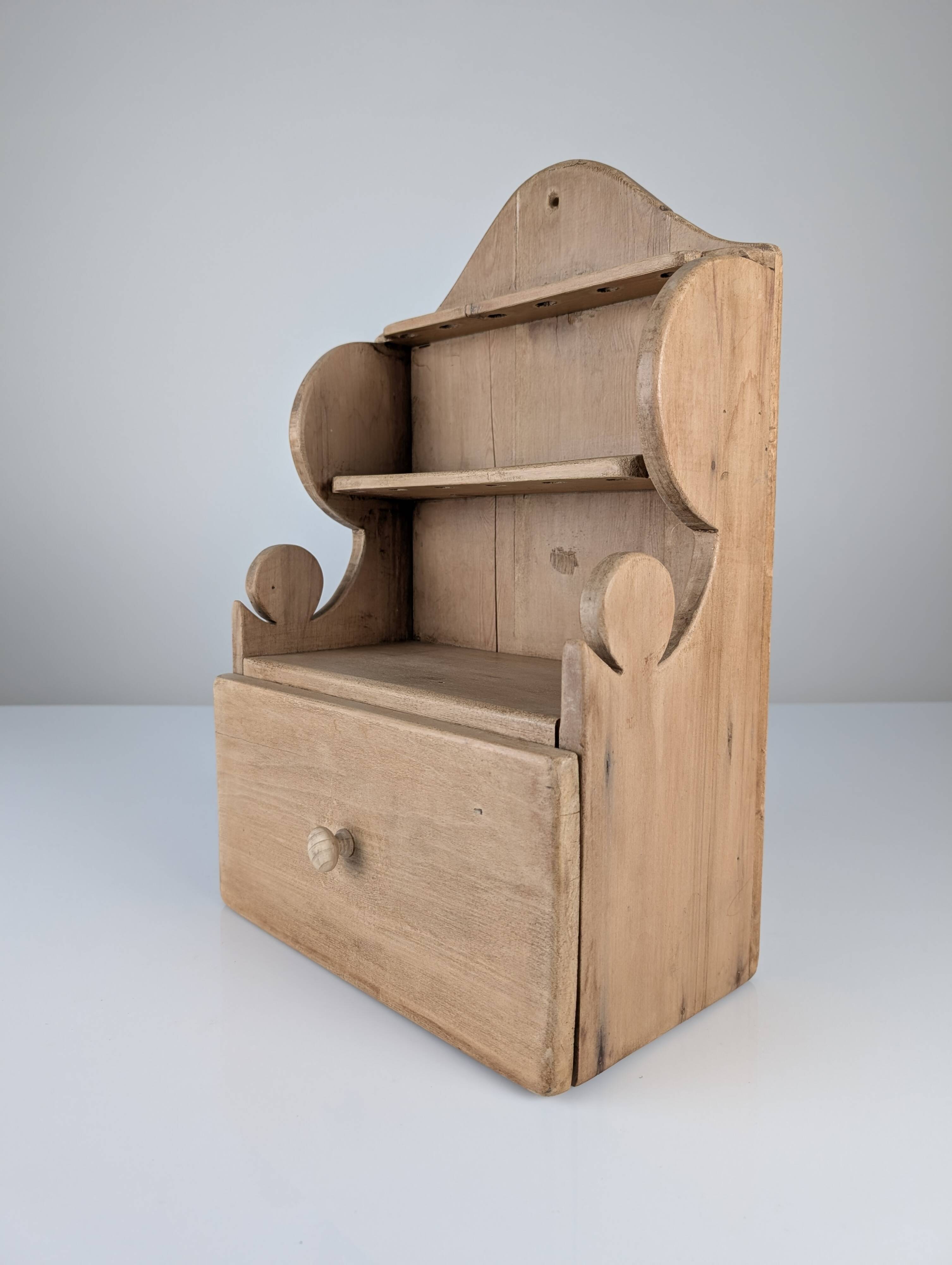 Étagère en pin sculpté à la main, style art populaire, 1 tiroir, 1950
