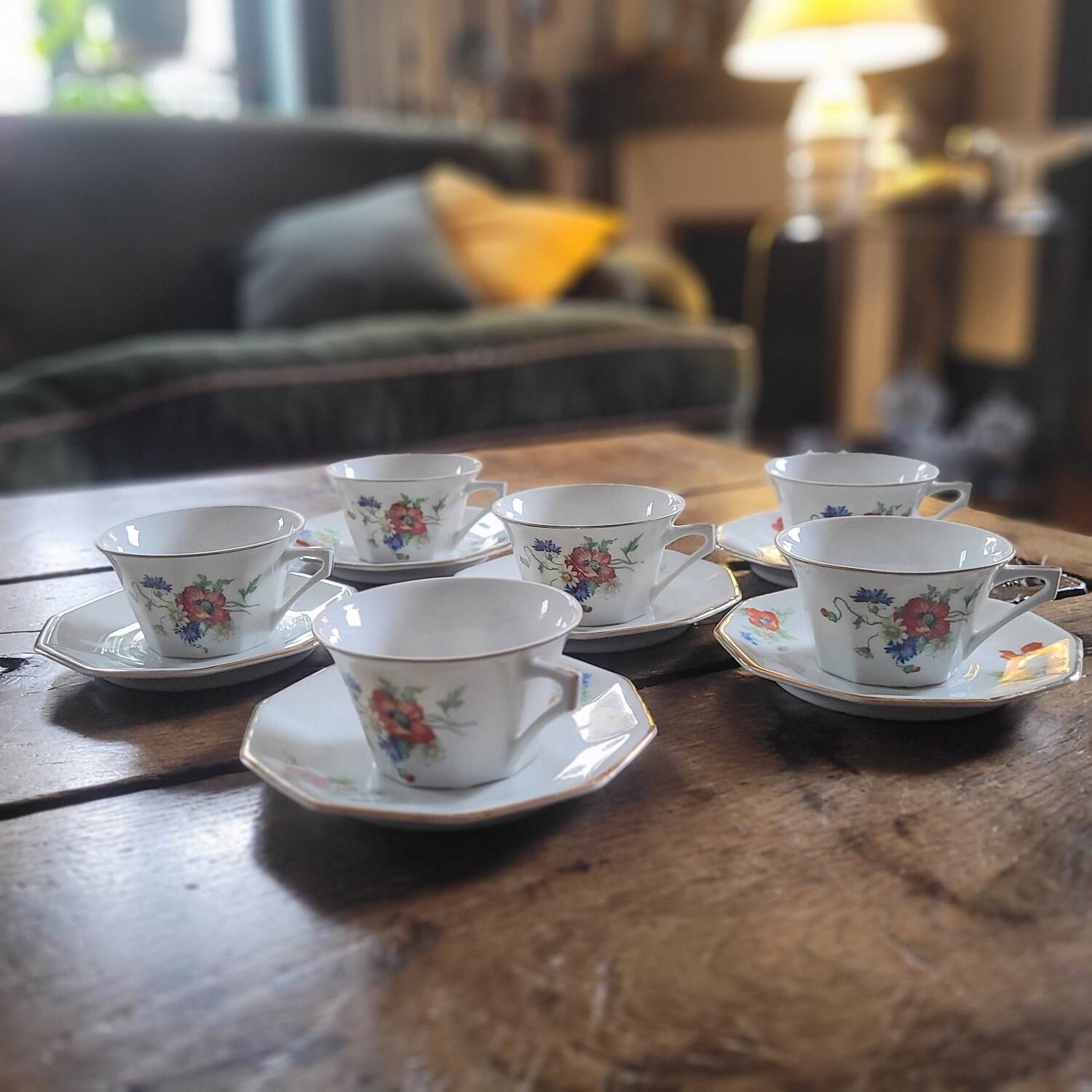 6 porcelain cups decorated with wildflowers from the 60s.