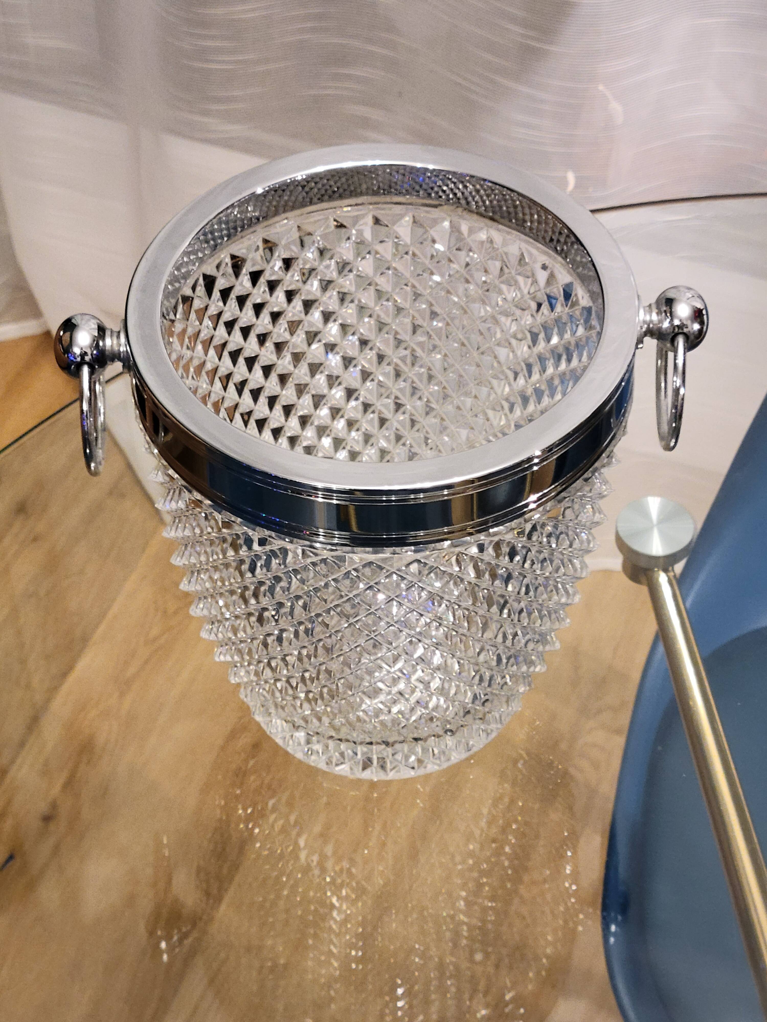 Champagne bucket in molded crystal with diamond tips
