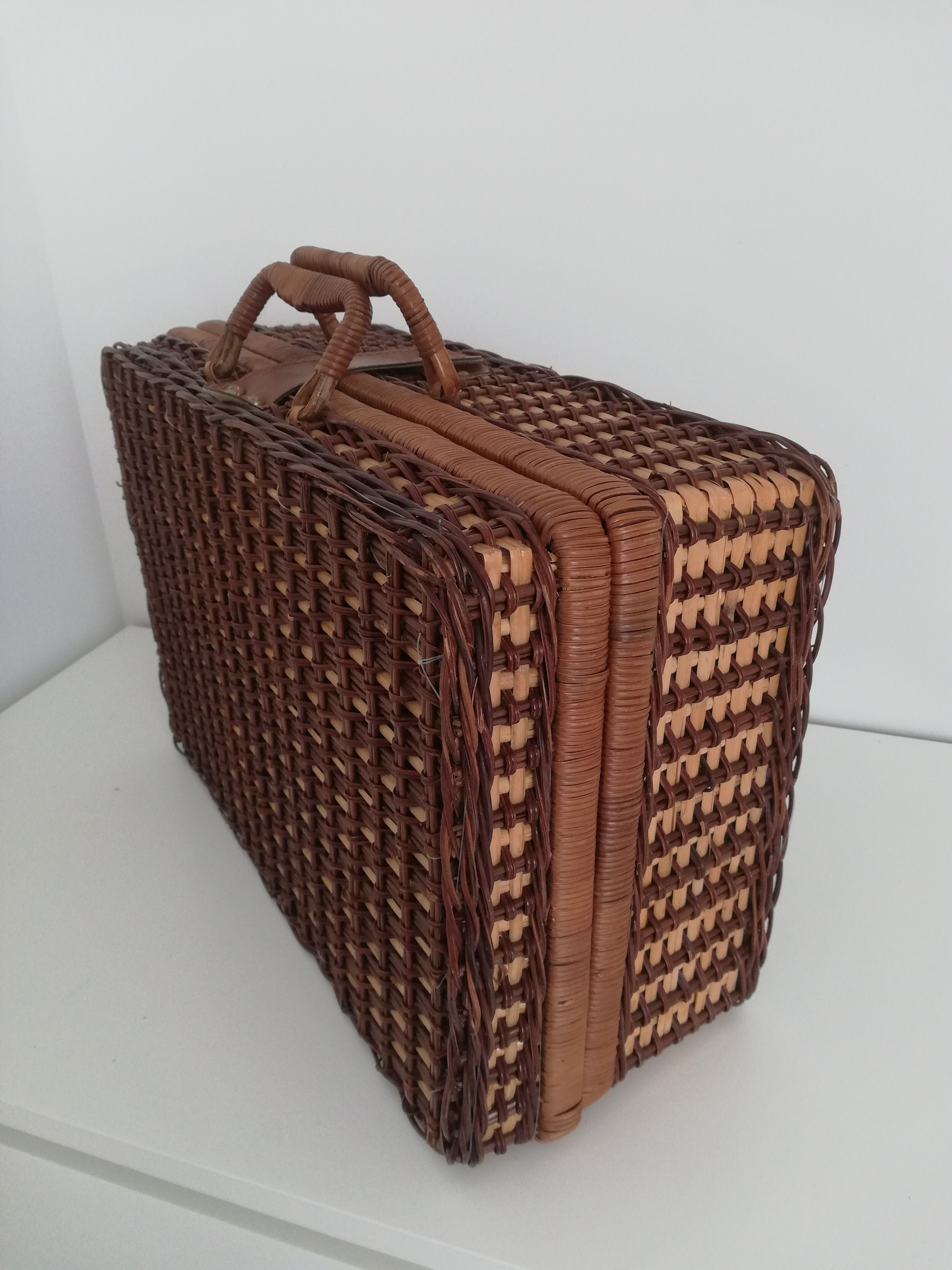 Vintage wicker pic-nic suitcase