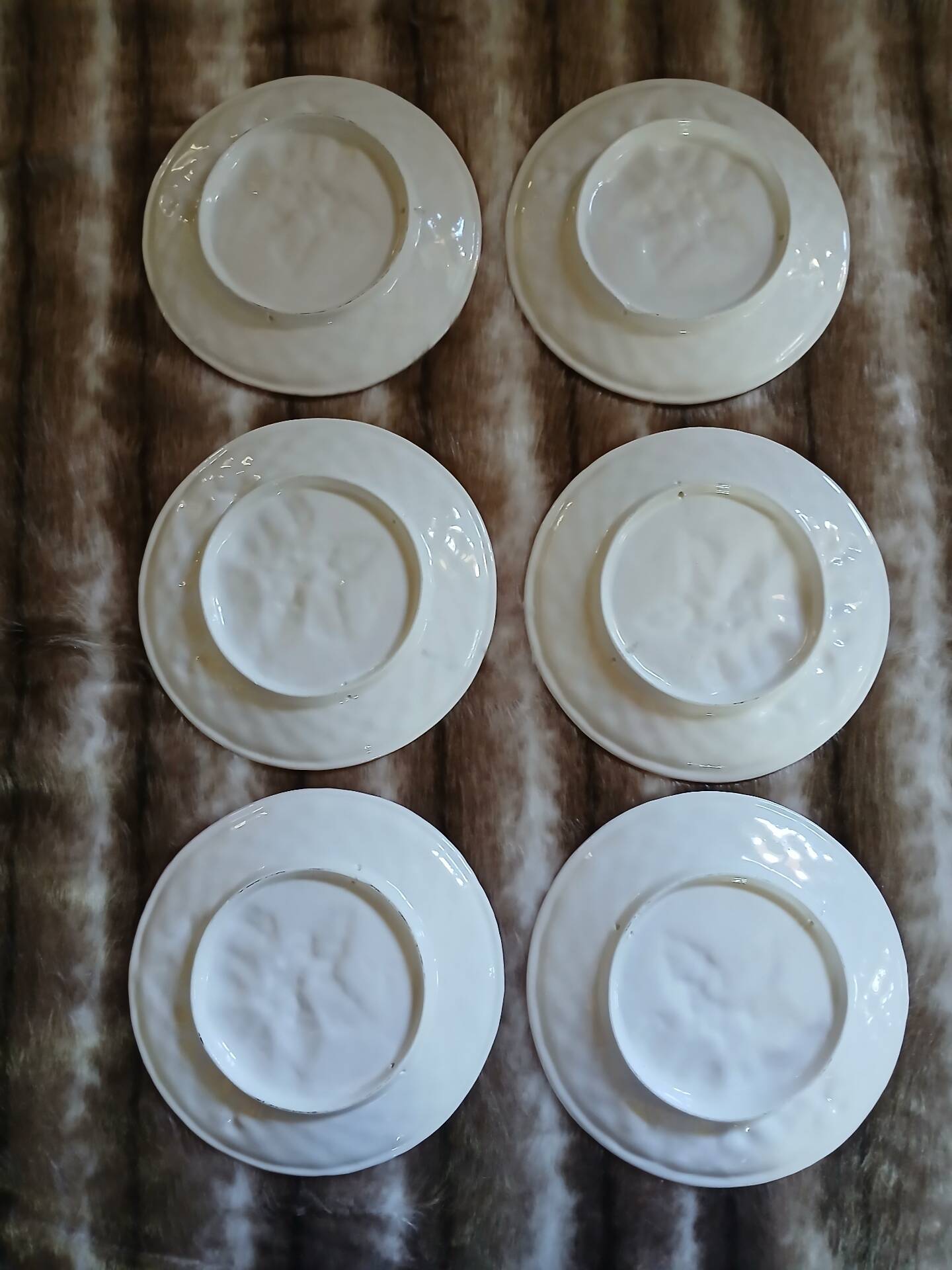 6 antique flat plates in majolica + dish