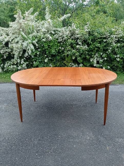 Vintage round table tapered feet