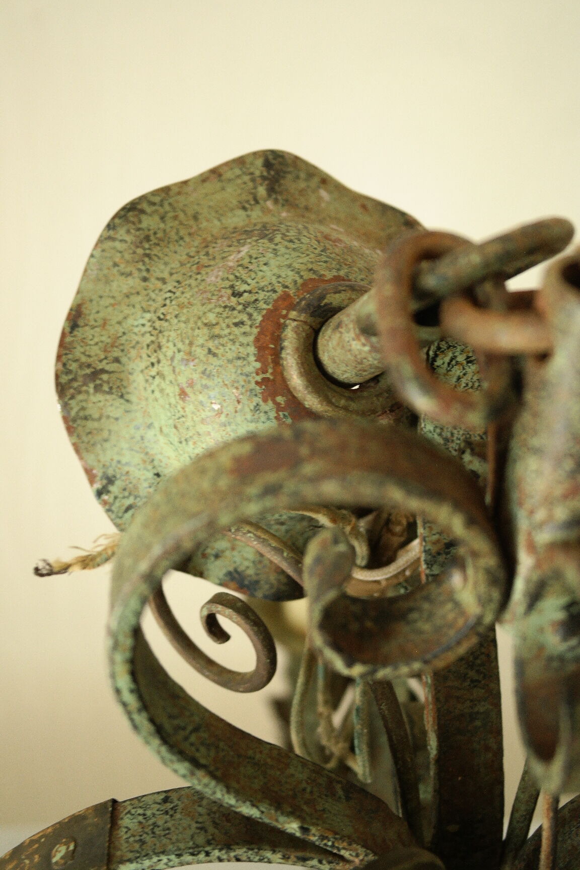 Lustre with 8 branches in wrought iron, grey-green patina and antique gilding.