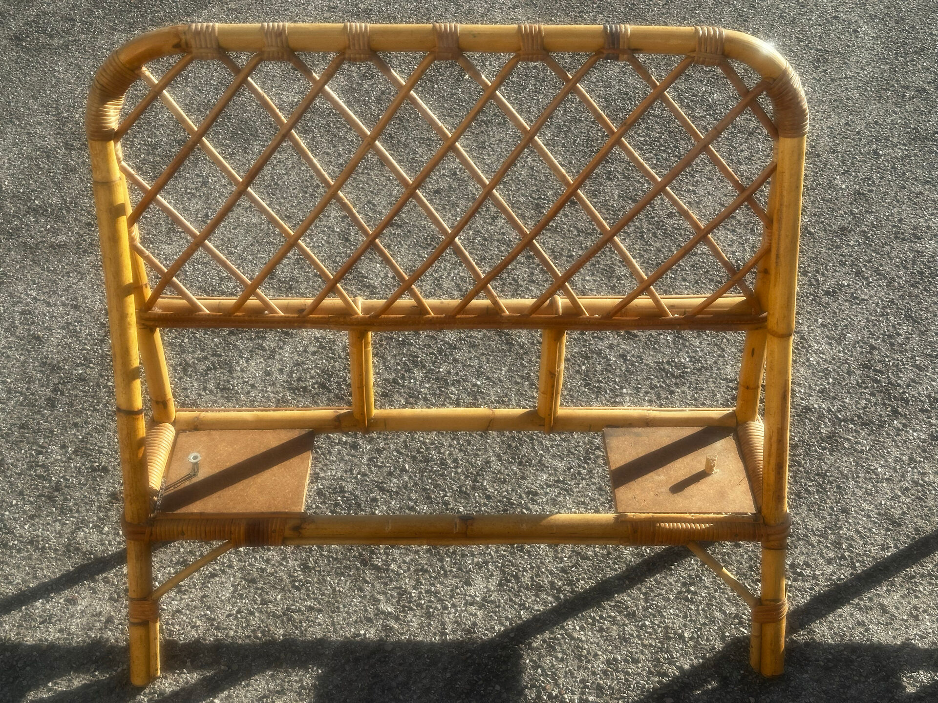 Pair of vintage single beds in rattan, 1970s.