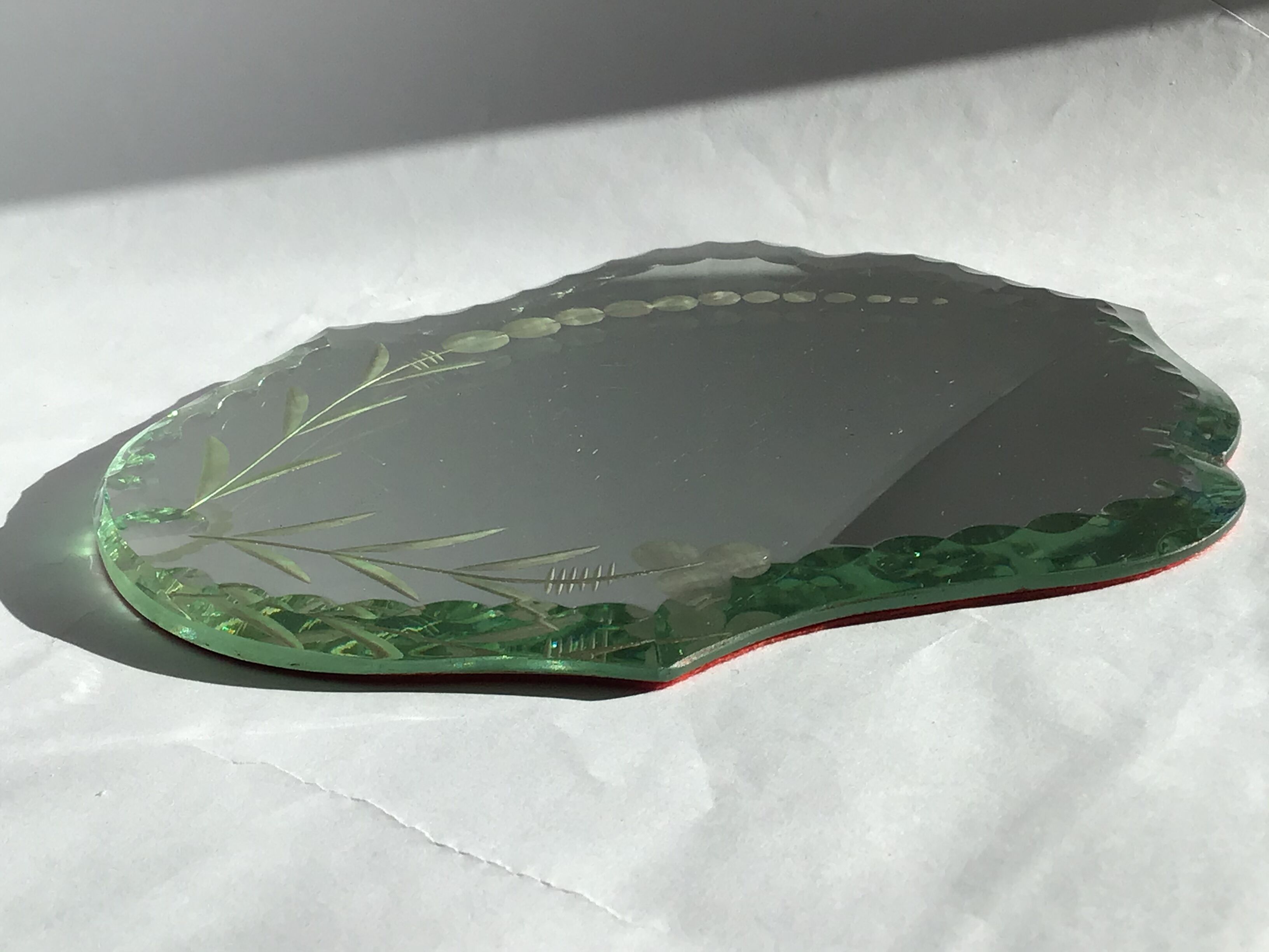 Bevelled mirror engraved under vase or bottle