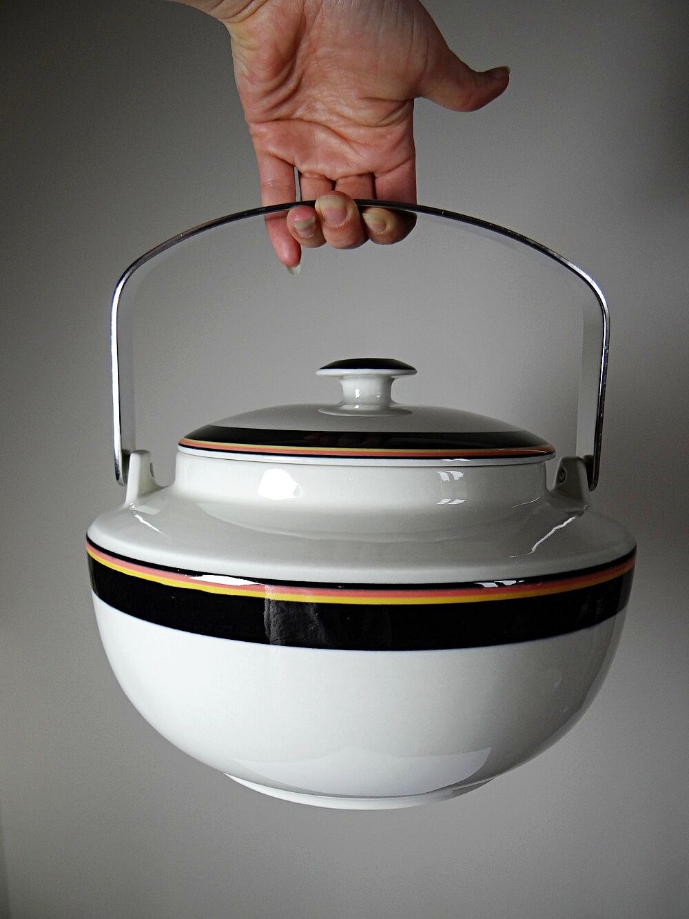 Vintage soup service from the 70s-80s Arabia Finland Reimari by Inkeri Leivo.