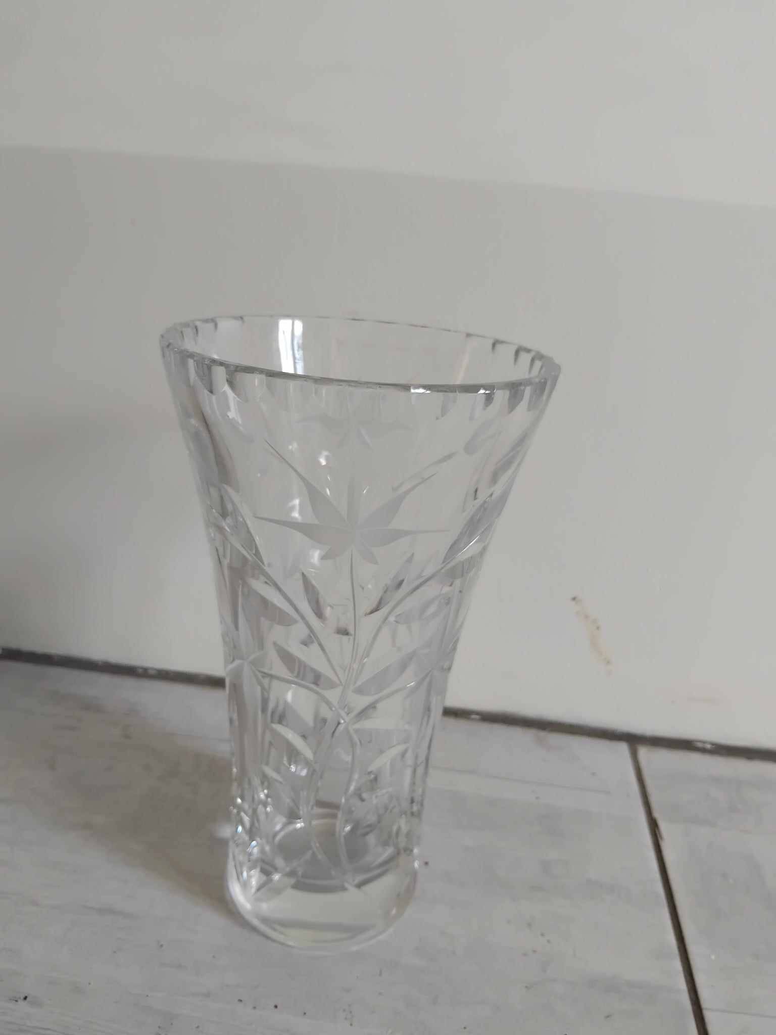 Cut crystal vase with flower decoration
