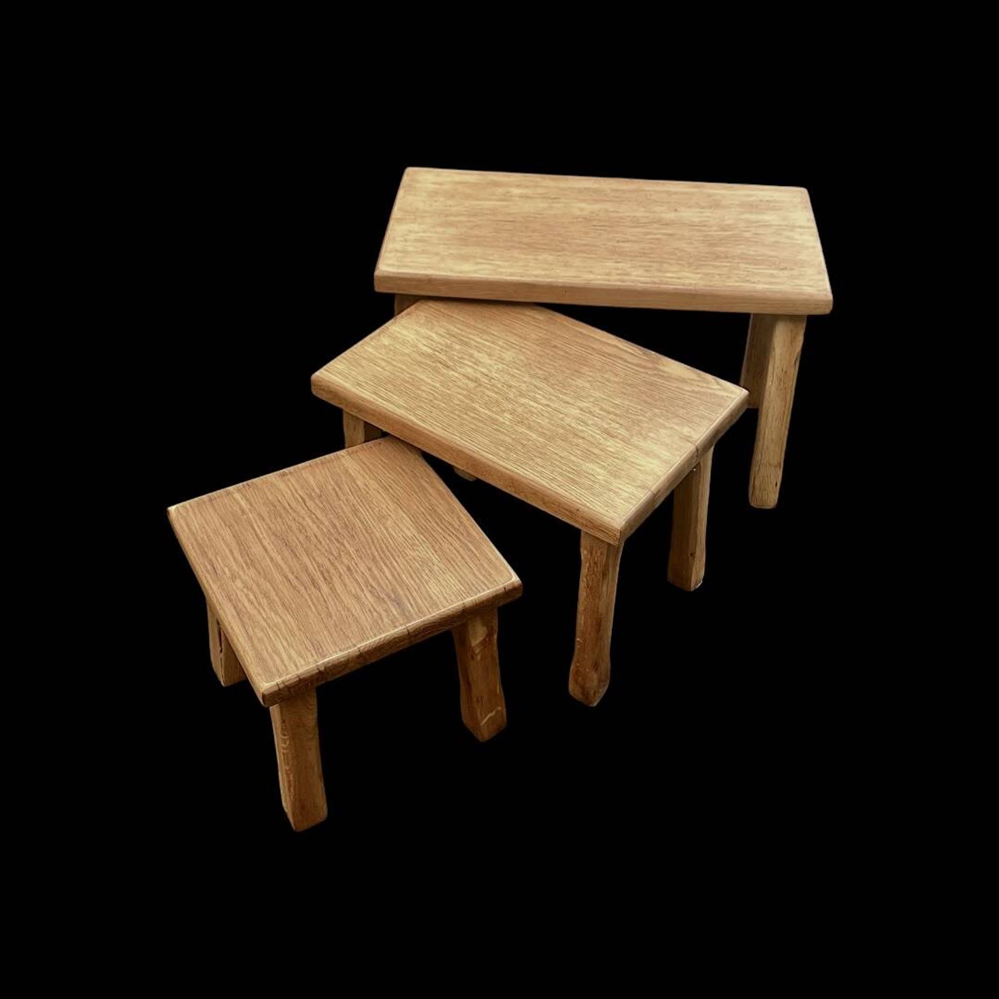 Trio de tables gigognes brutalistes en chêne massif – années 1960/70