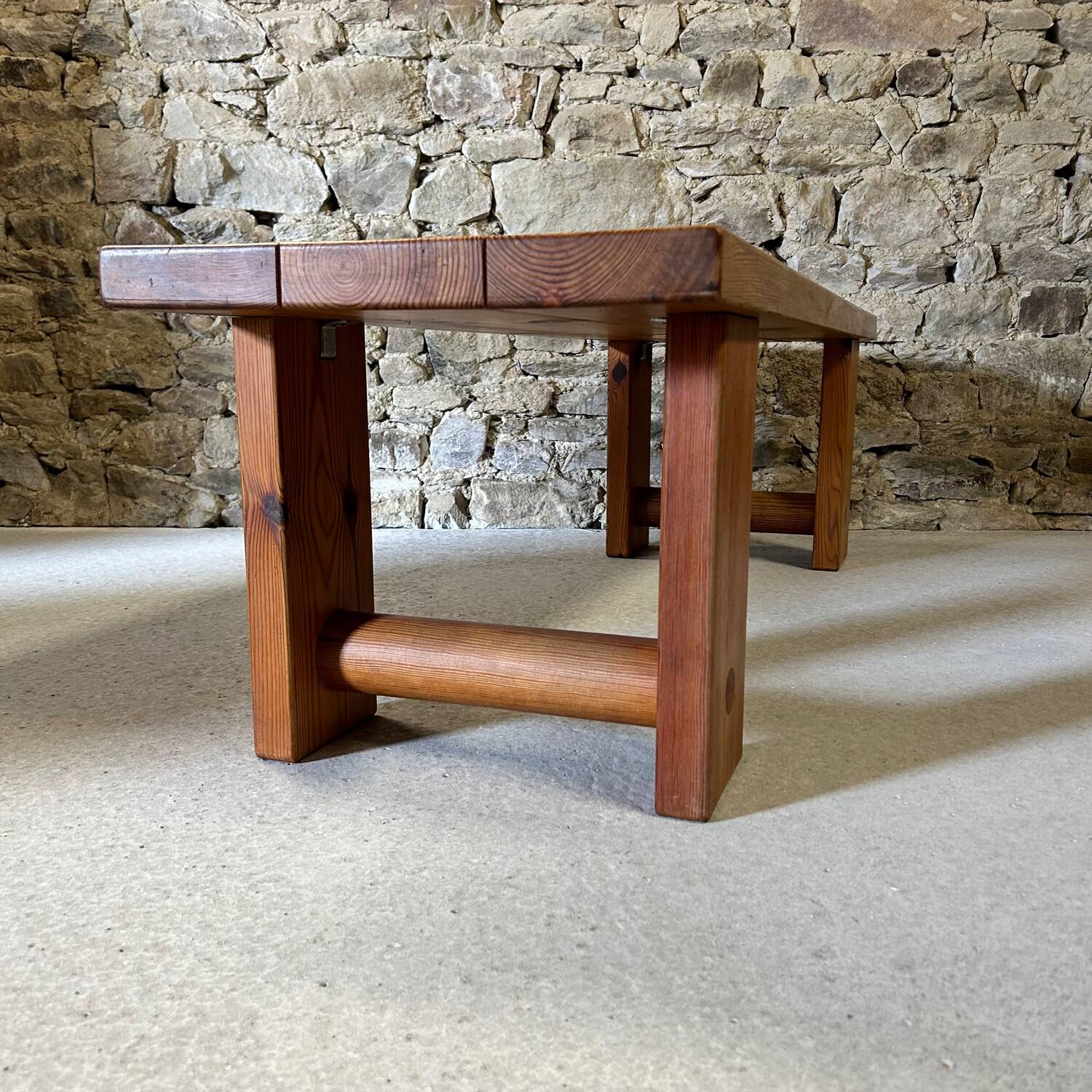 Table basse / banc en pin massif par Sven Larsson