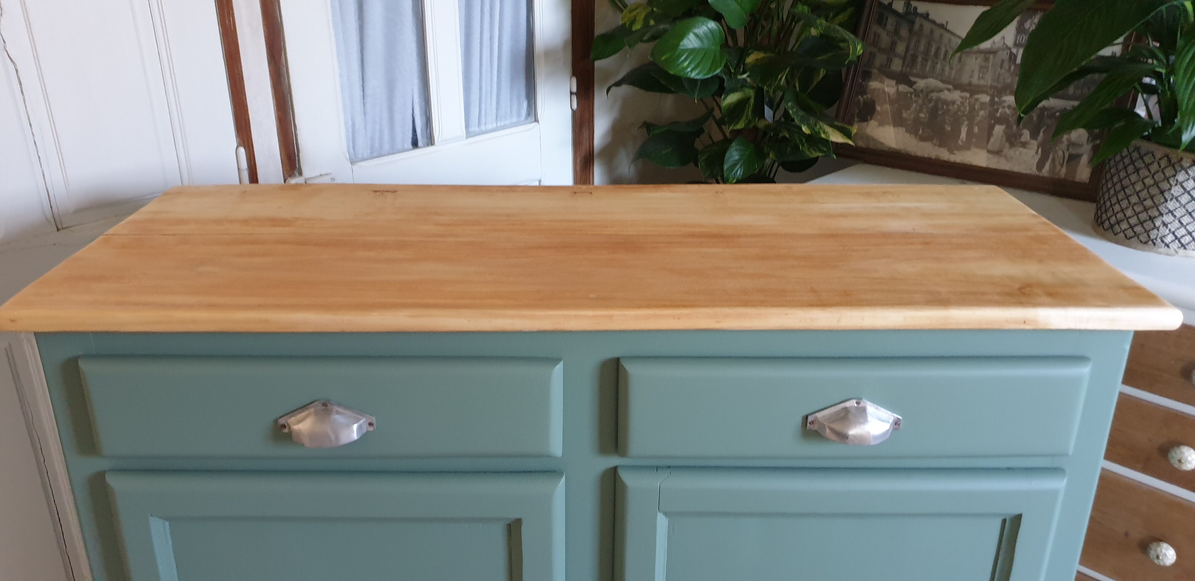 Green Parisian buffet