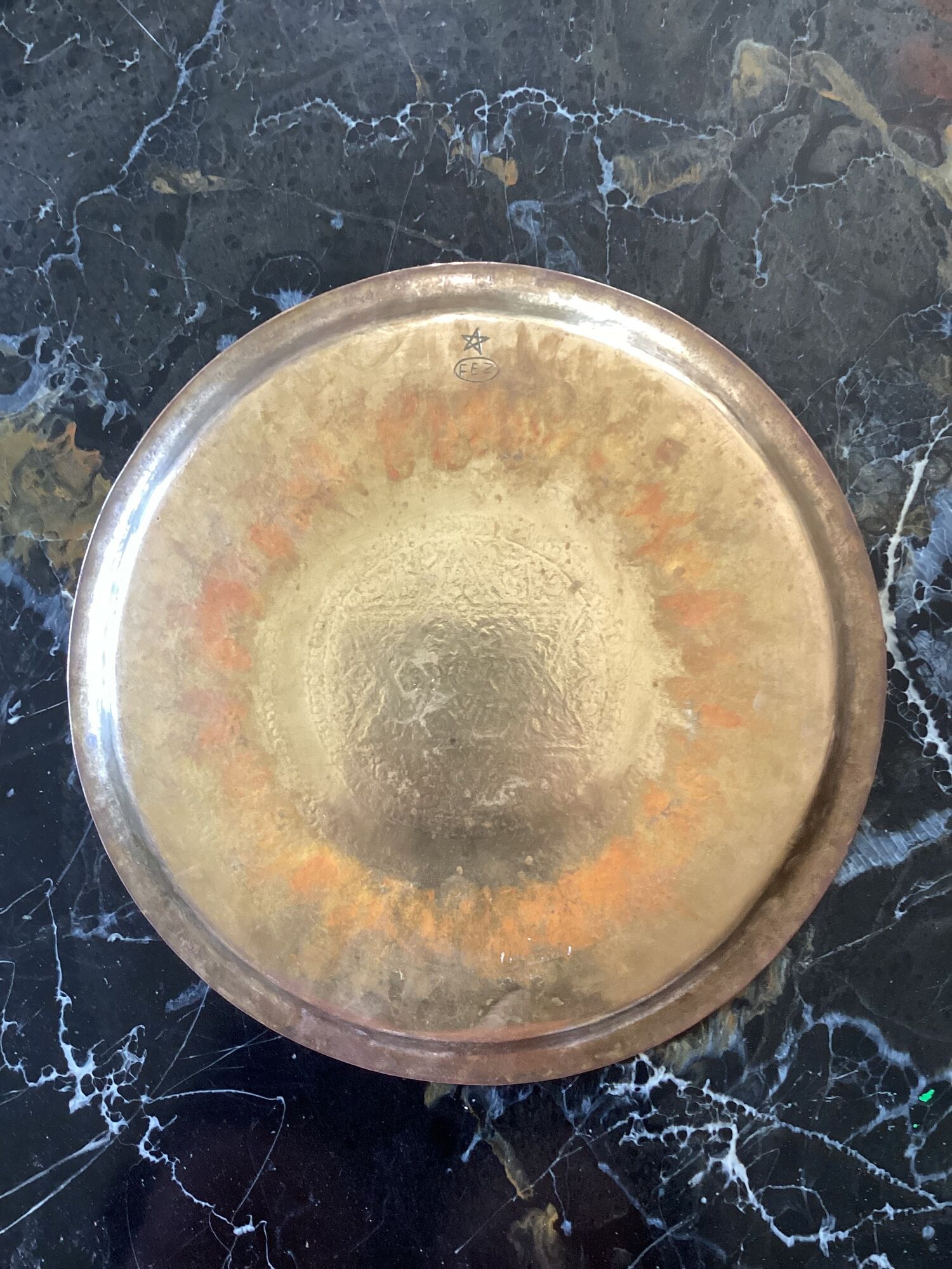 Moroccan tray in gilded brass dimension: height -2.5cm- diameter -35cm-