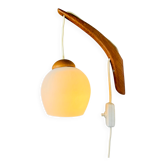 Lampe murale flottante en teck et verre opalin par Uno & Östen Kristiansson pour Luxus, Suède, années 1960.
