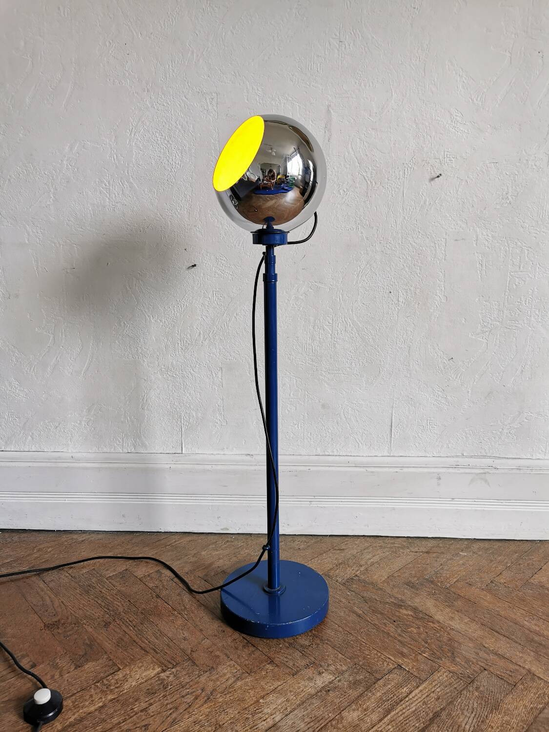 Extendable eyeball floor lamp