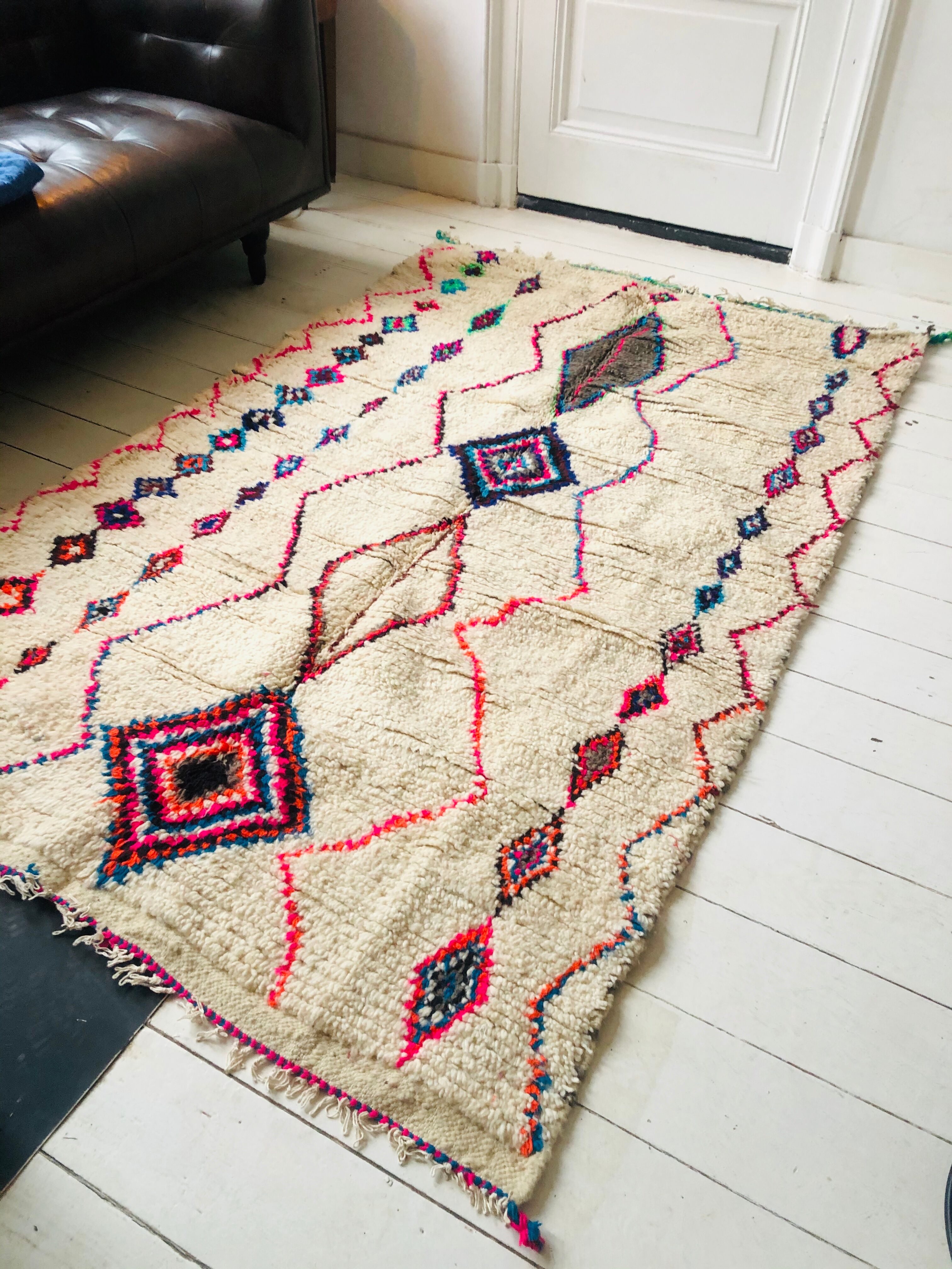 Berber vintage rug 100% wool, handcrafted. free shipping in europe. unique! 250x145cm