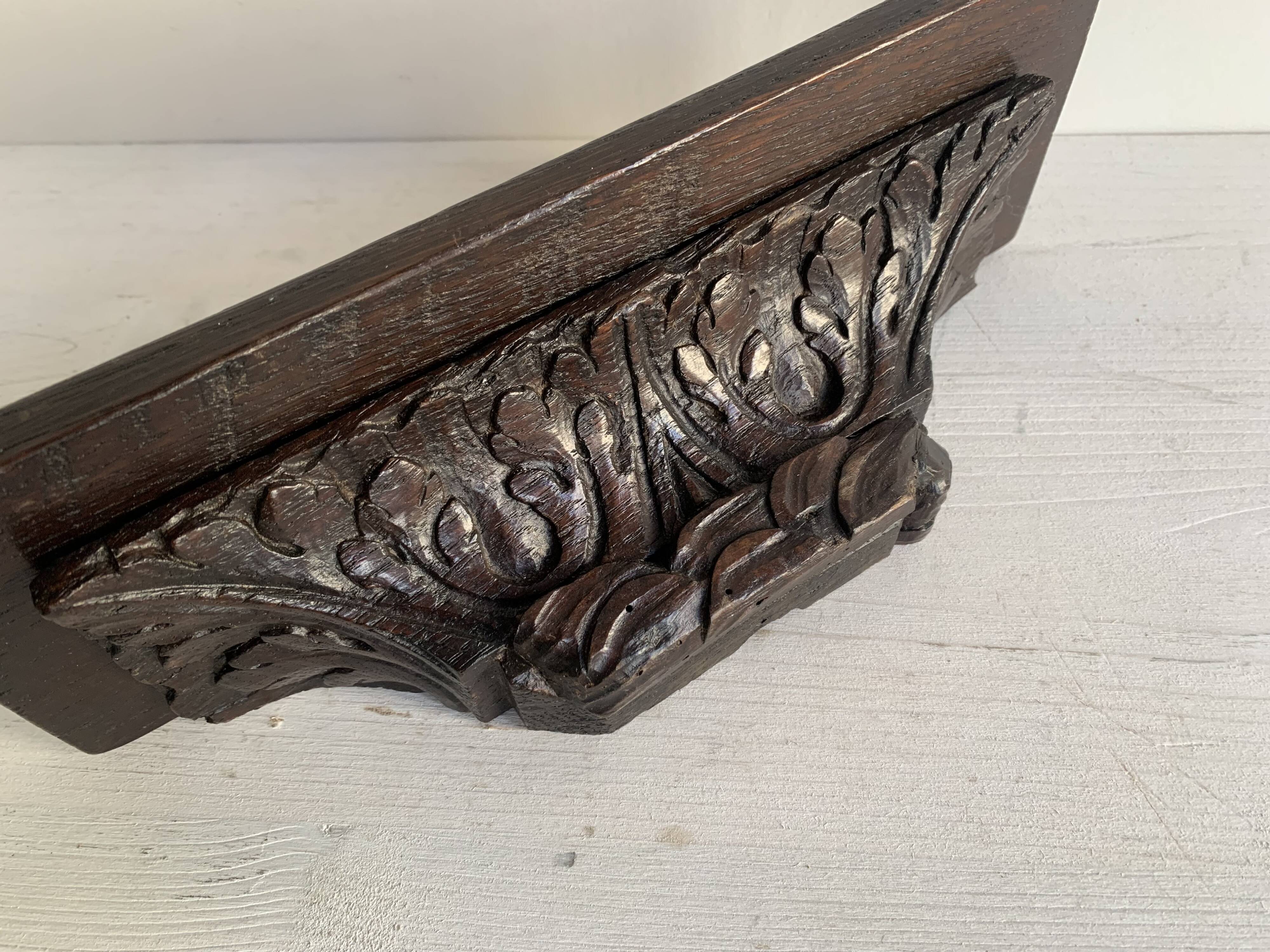 Antique carved wooden wall console for statuette, Haute époque