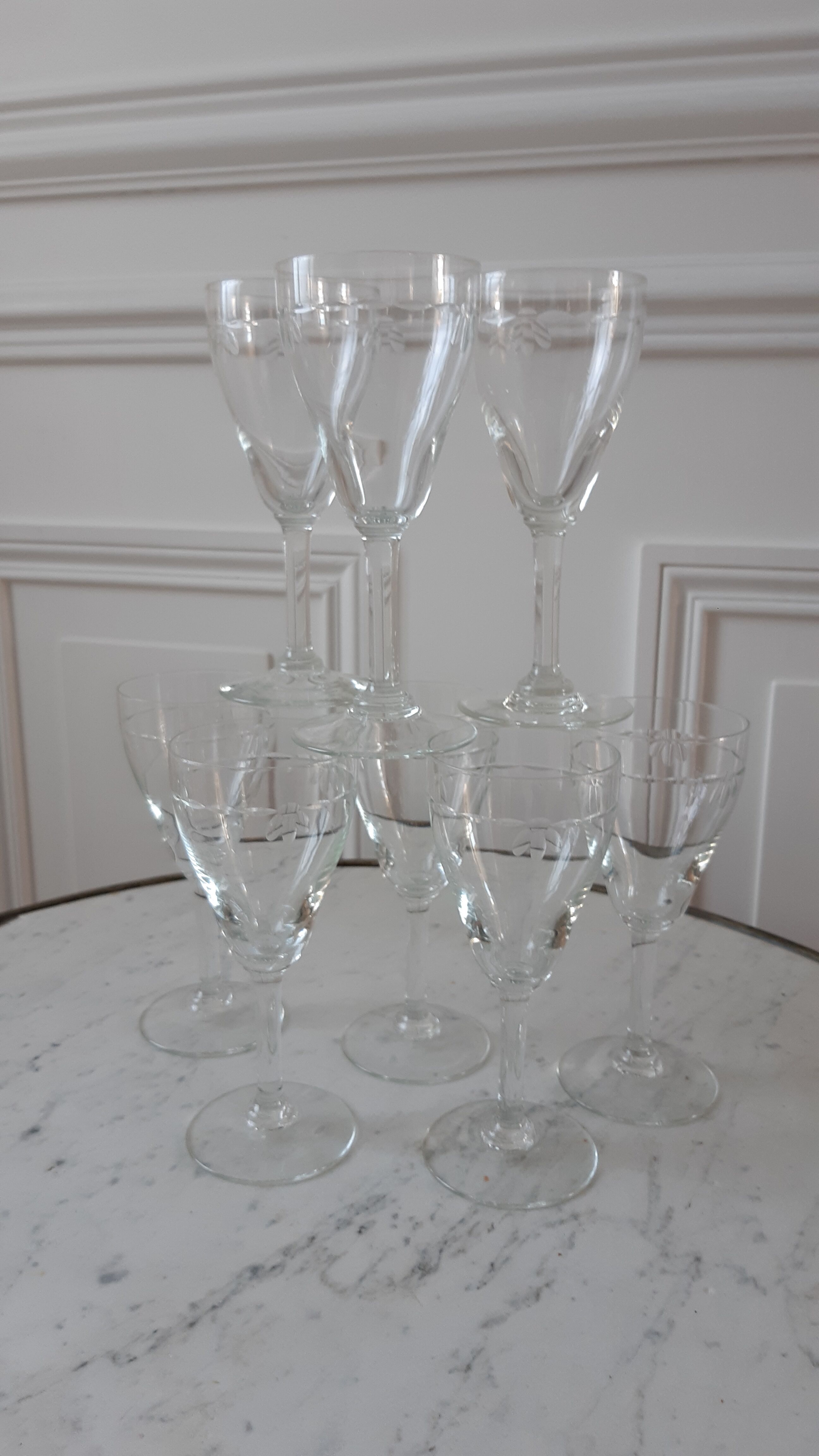 Set of 8 crystal wine glasses engraved 50s