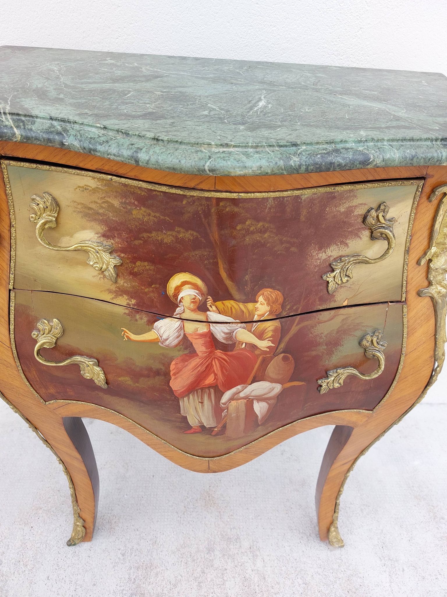 Louis XV curved chest of drawers in Martin varnished marquetry